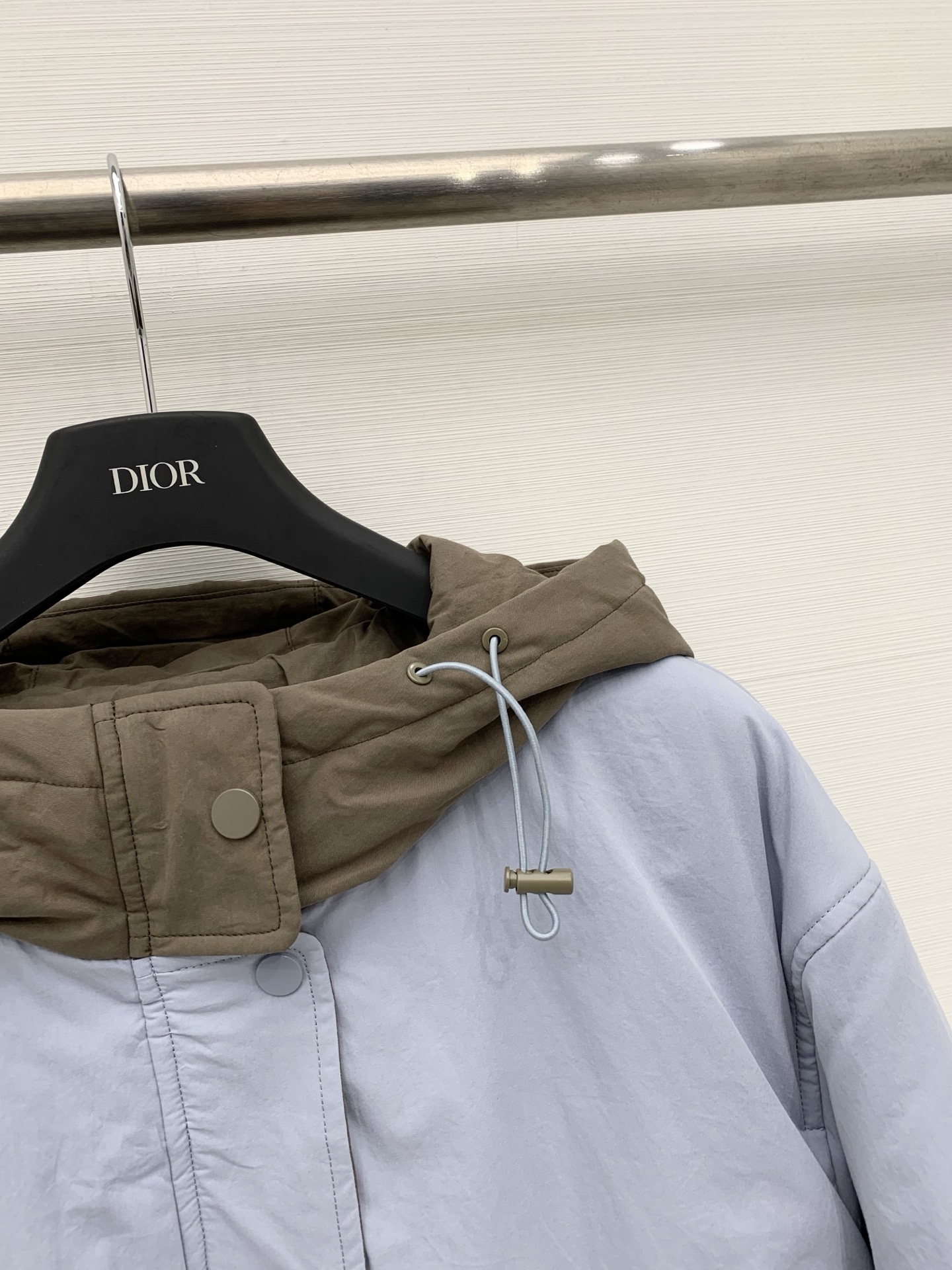 Marni 25秋冬新款 撞色连帽羽绒服，整体风格偏休闲简约，连帽内侧、袖口拼接撞色工艺，宽松短款版型，