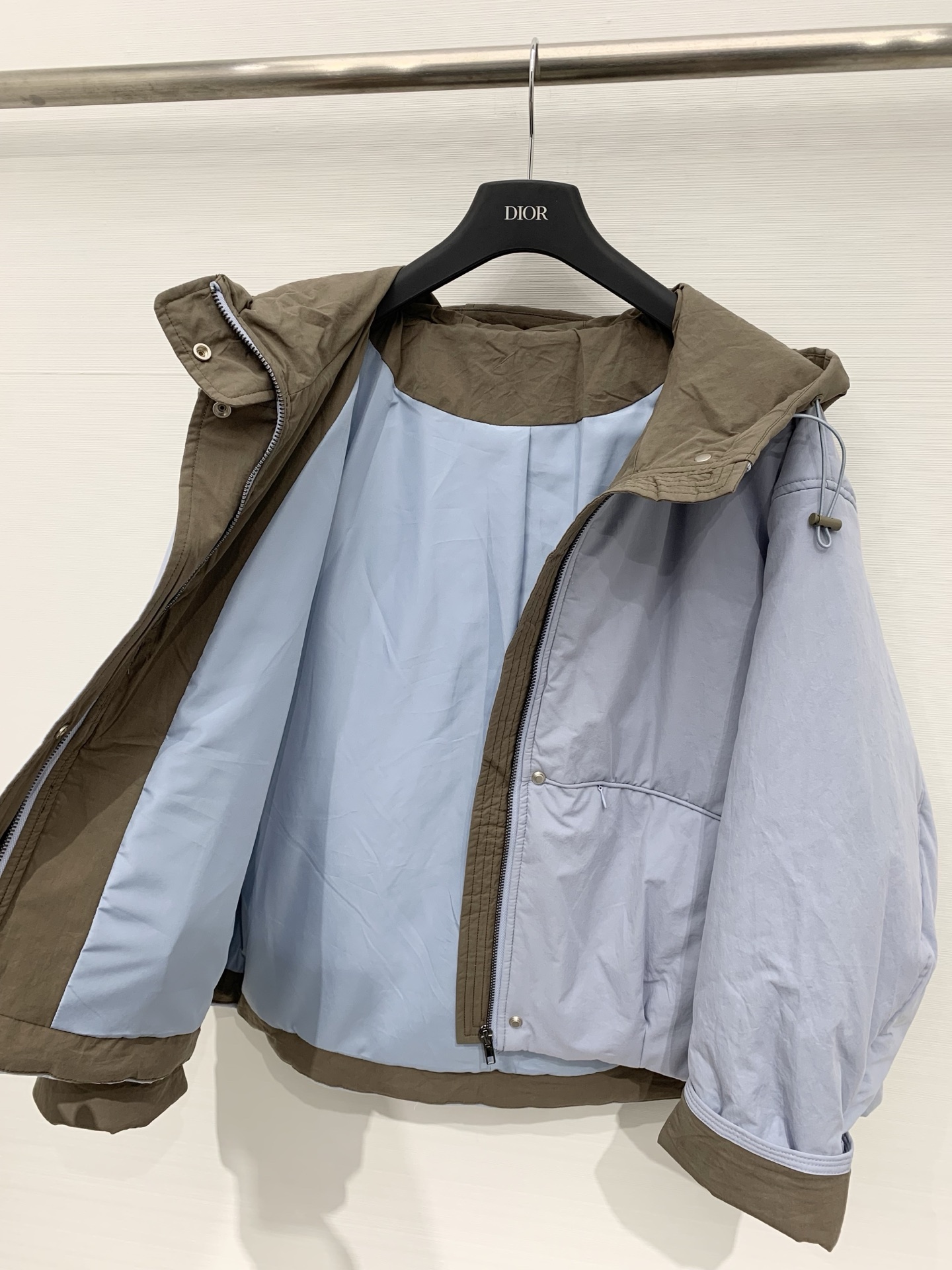 Marni 25秋冬新款 撞色连帽羽绒服，整体风格偏休闲简约，连帽内侧、袖口拼接撞色工艺，宽松短款版型，