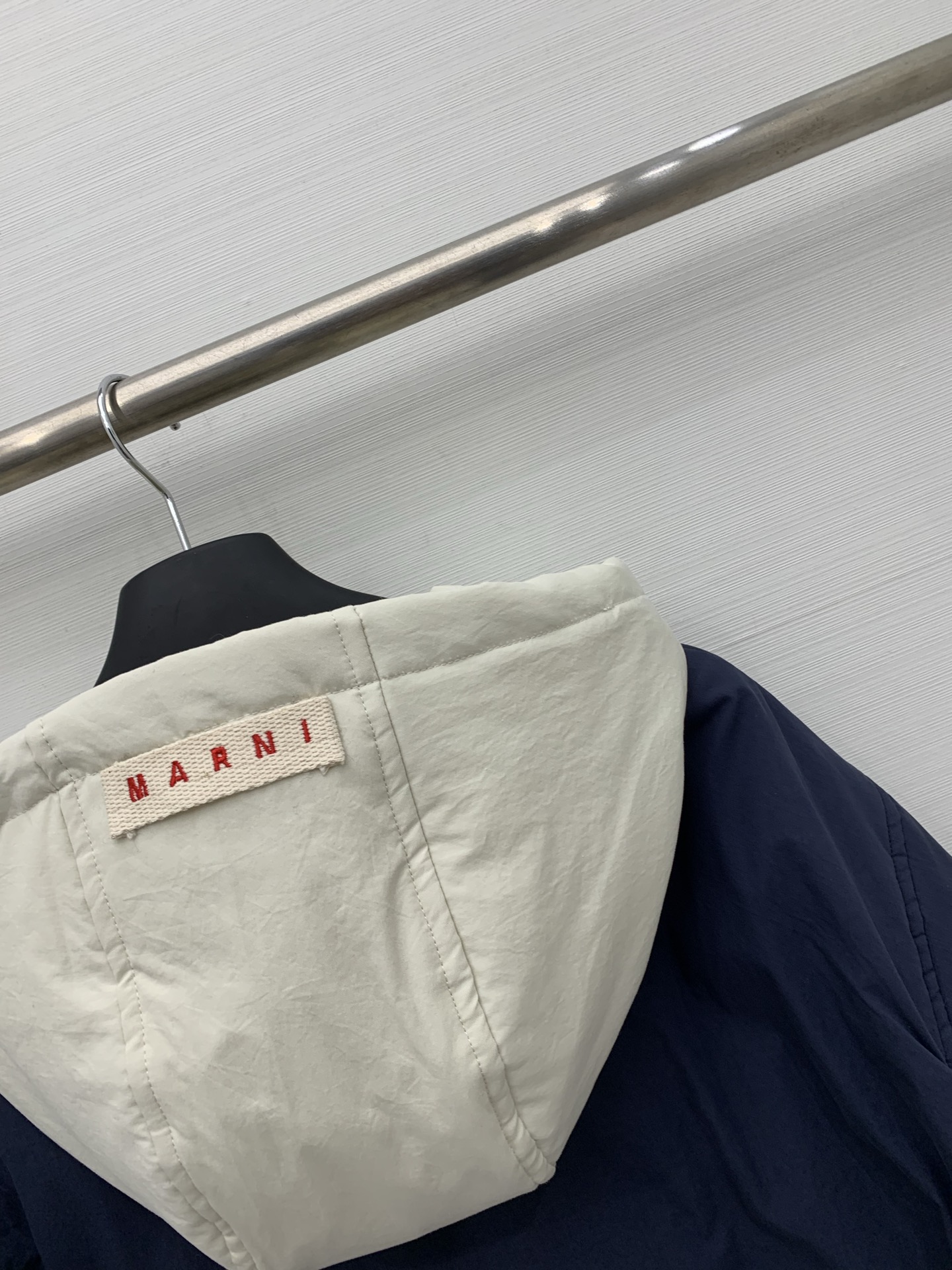 Marni 25秋冬新款 撞色连帽羽绒服，整体风格偏休闲简约，连帽内侧、袖口拼接撞色工艺，宽松短款版型，
