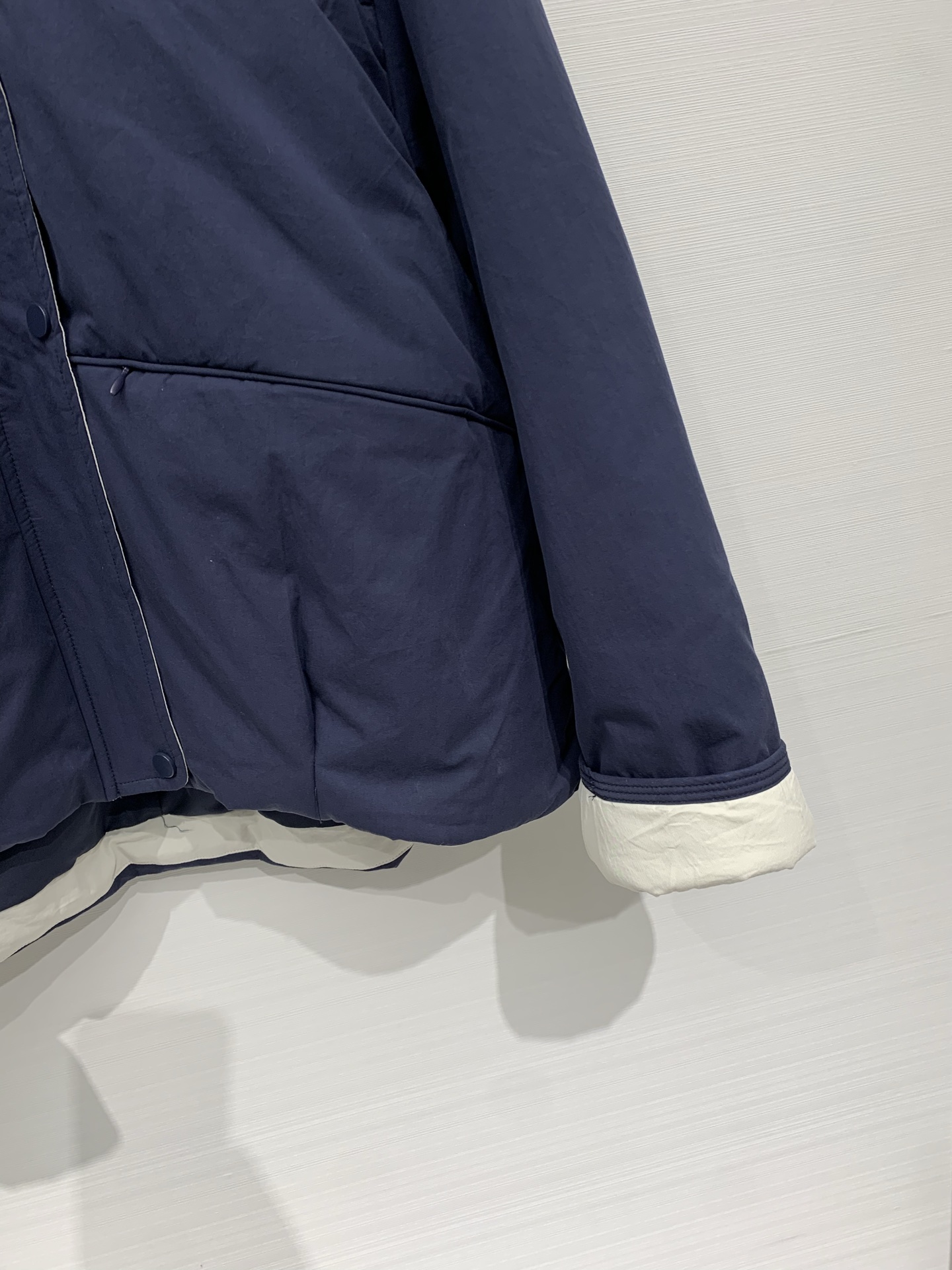 Marni 25秋冬新款 撞色连帽羽绒服，整体风格偏休闲简约，连帽内侧、袖口拼接撞色工艺，宽松短款版型，
