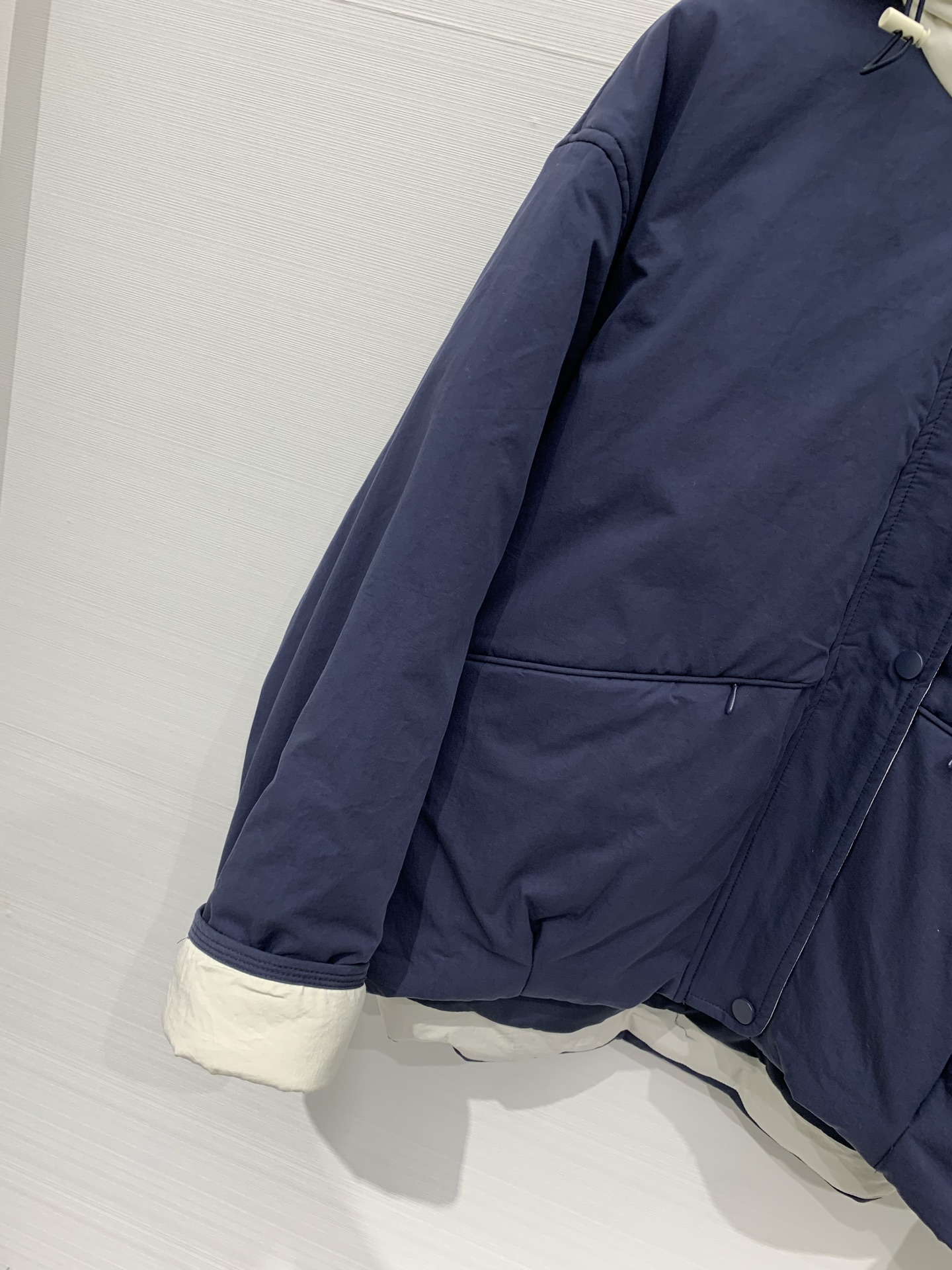 Marni 25秋冬新款 撞色连帽羽绒服，整体风格偏休闲简约，连帽内侧、袖口拼接撞色工艺，宽松短款版型，
