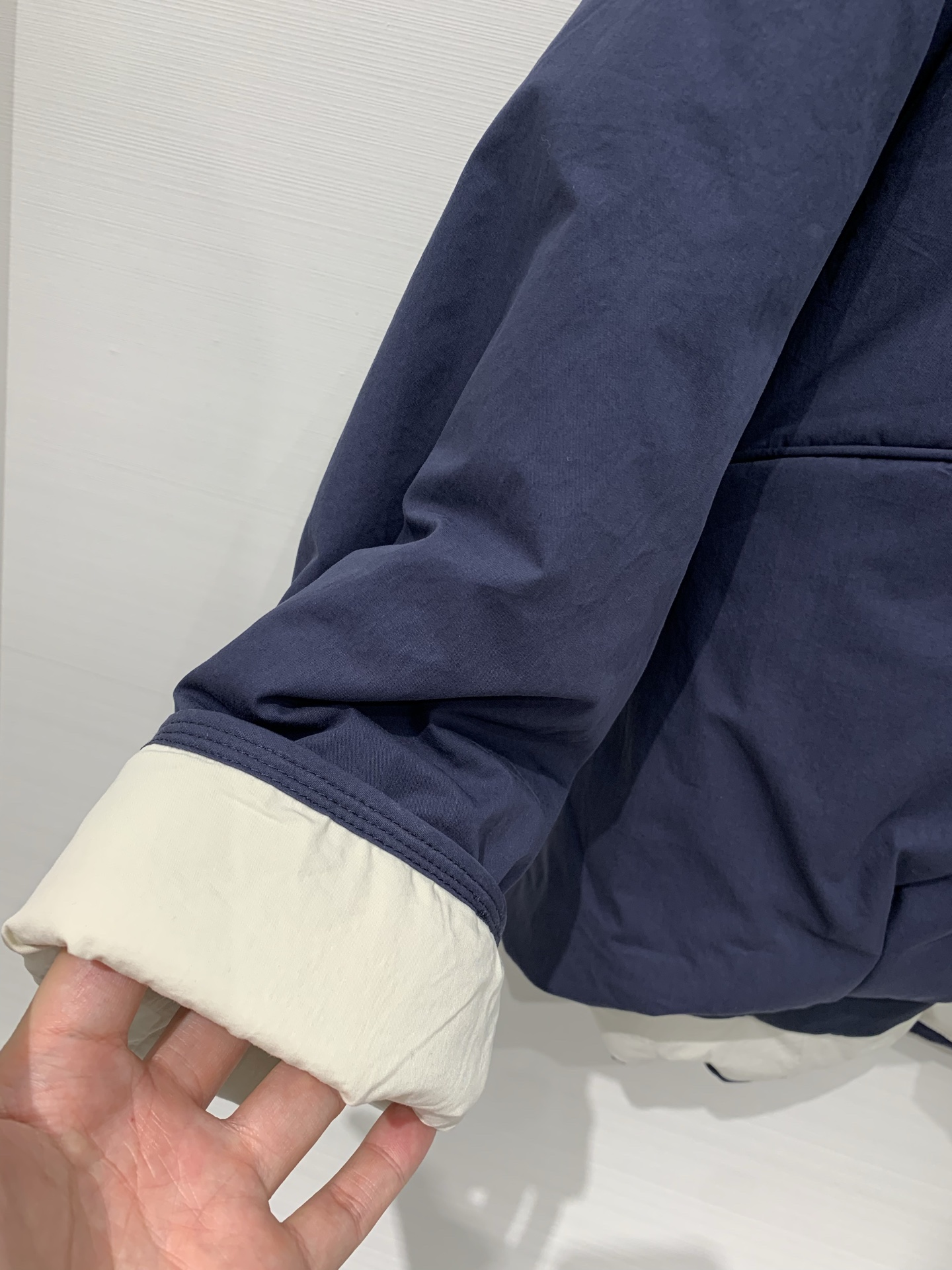 Marni 25秋冬新款 撞色连帽羽绒服，整体风格偏休闲简约，连帽内侧、袖口拼接撞色工艺，宽松短款版型，
