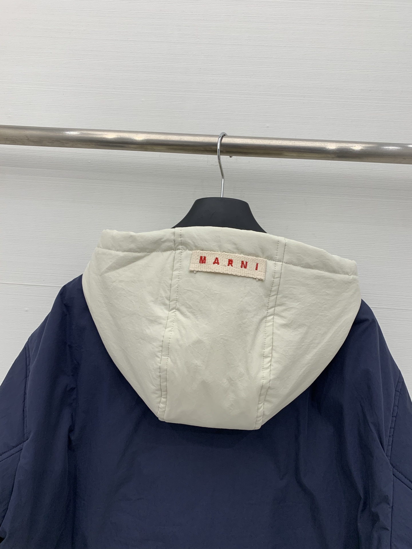 Marni 25秋冬新款 撞色连帽羽绒服，整体风格偏休闲简约，连帽内侧、袖口拼接撞色工艺，宽松短款版型，