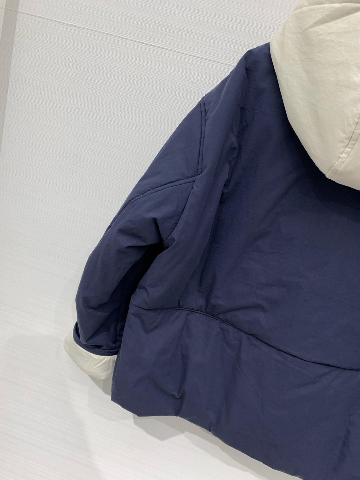 Marni 25秋冬新款 撞色连帽羽绒服，整体风格偏休闲简约，连帽内侧、袖口拼接撞色工艺，宽松短款版型，