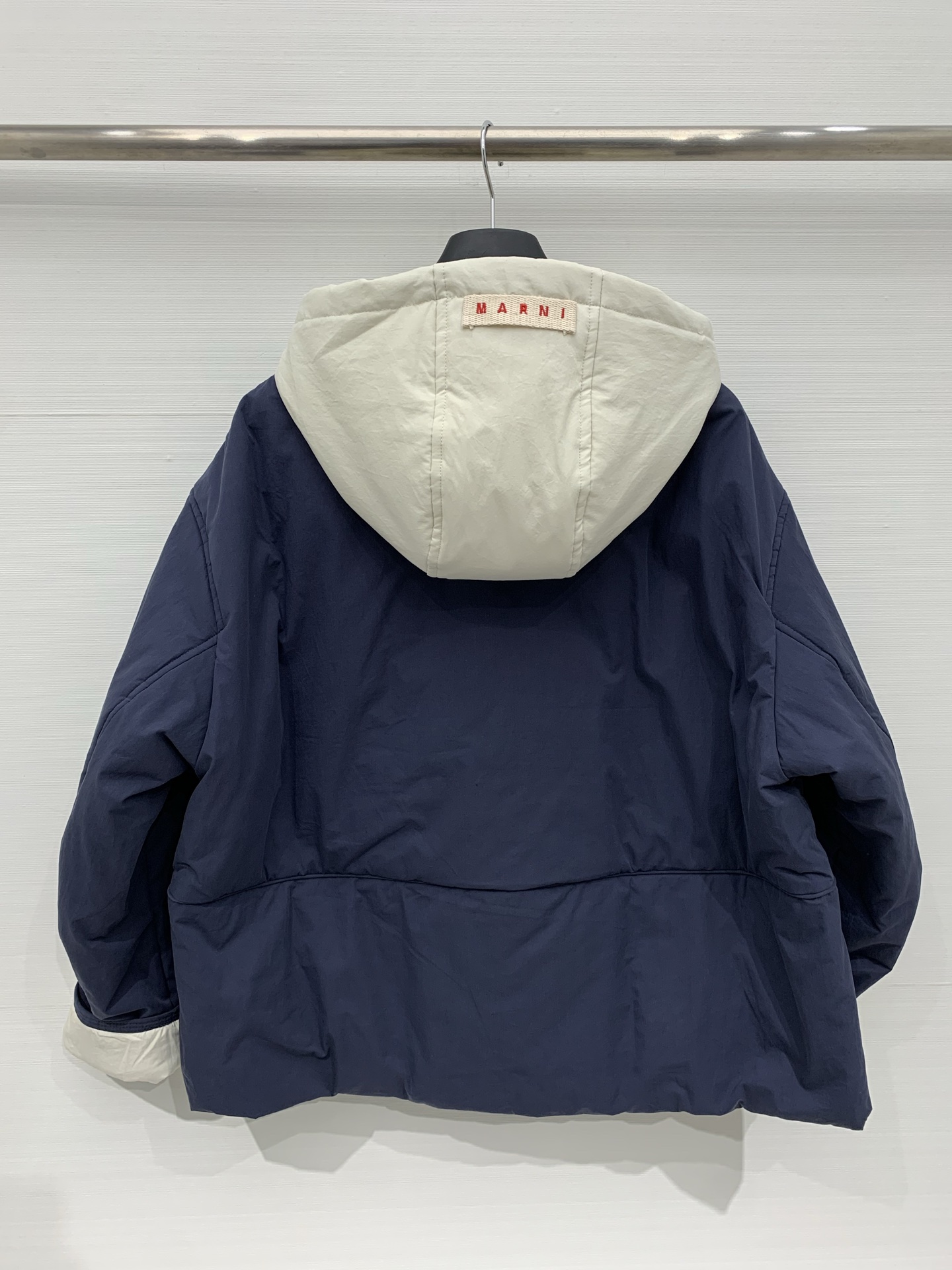 Marni 25秋冬新款 撞色连帽羽绒服，整体风格偏休闲简约，连帽内侧、袖口拼接撞色工艺，宽松短款版型，