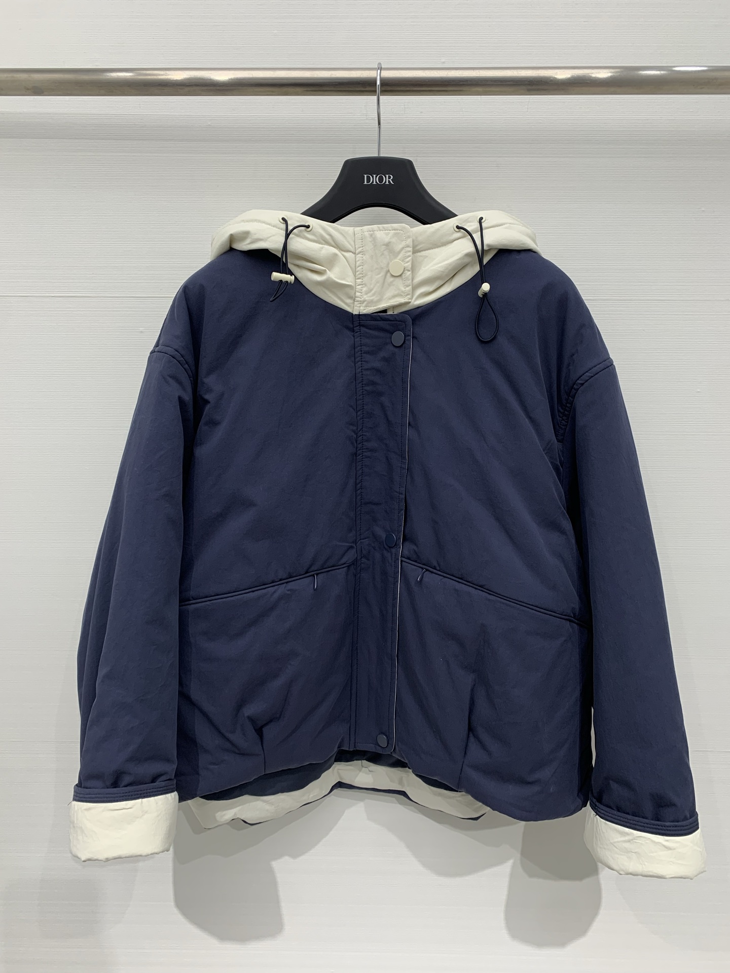 NO:627849,Equipped with dust bag Marni 25 new autumn and winter contrast color hooded down jacket, the overall style is casual and simple, the inside of the hood and cuffs are stitched with contrasting colors, loose and short version, hidden pockets, hood rope and detailed decoration also increase practicality, the combination is the type of 'everyday wear' Two-color sml,, marni, down jacket, hats, alexander wang19860909配防尘袋Marni 25秋冬新款 撞色连帽羽绒服,整体风格偏休闲简约,连帽内侧、袖口拼接撞色工艺,宽松短款版型,隐藏式口袋,帽绳和细节装饰也增加了实用性,搭配上属于“日常好穿”的类型 两色sml,,marni,down jacket,hats,alexander wang,Women's clothing