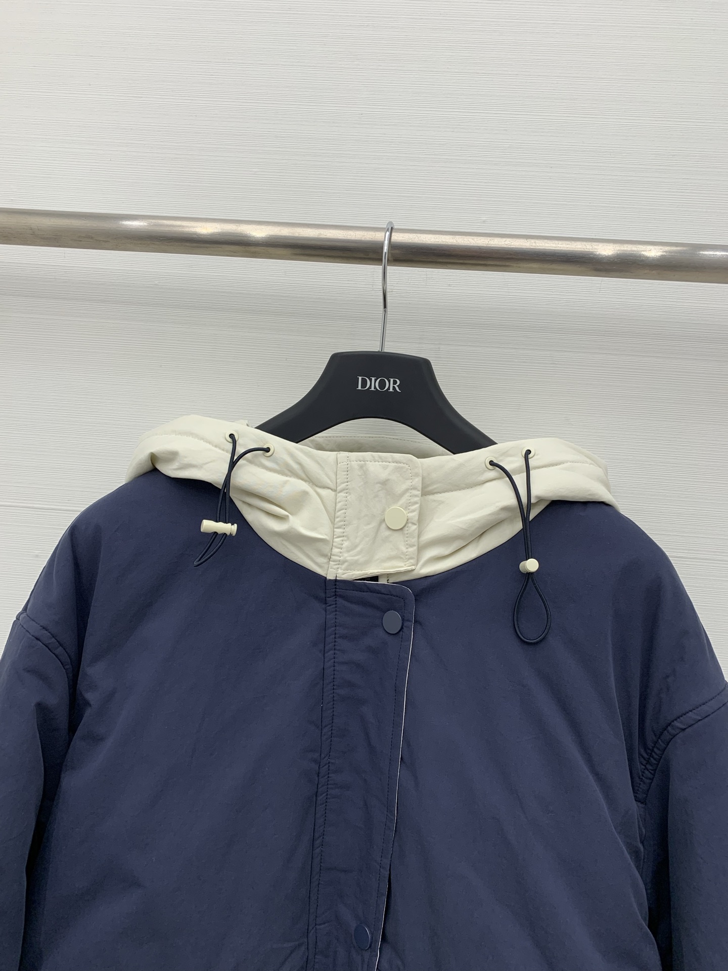 Marni 25秋冬新款 撞色连帽羽绒服，整体风格偏休闲简约，连帽内侧、袖口拼接撞色工艺，宽松短款版型，