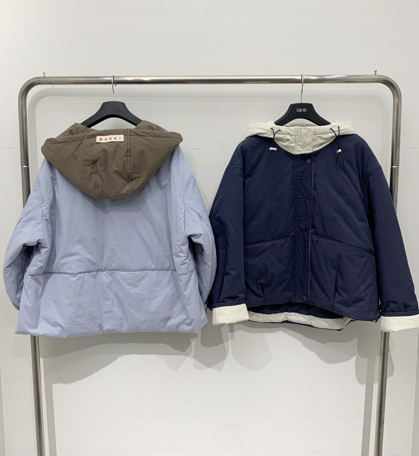 Marni 25秋冬新款 撞色连帽羽绒服，整体风格偏休闲简约，连帽内侧、袖口拼接撞色工艺，宽松短款版型，