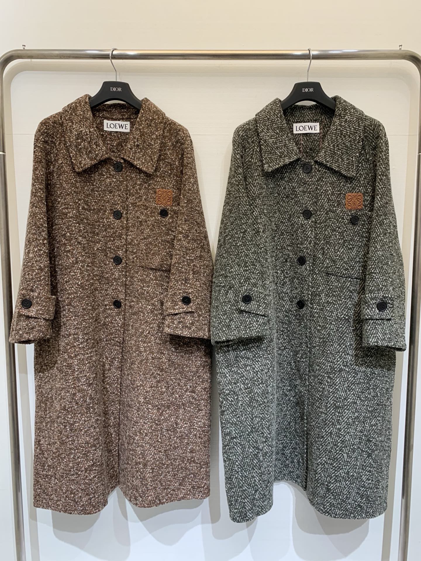 Loewe 25秋冬新款 圈圈毛长款大衣，复古休闲风，宽松长款版型（长度过膝），翻领设计+单排扣开合，日