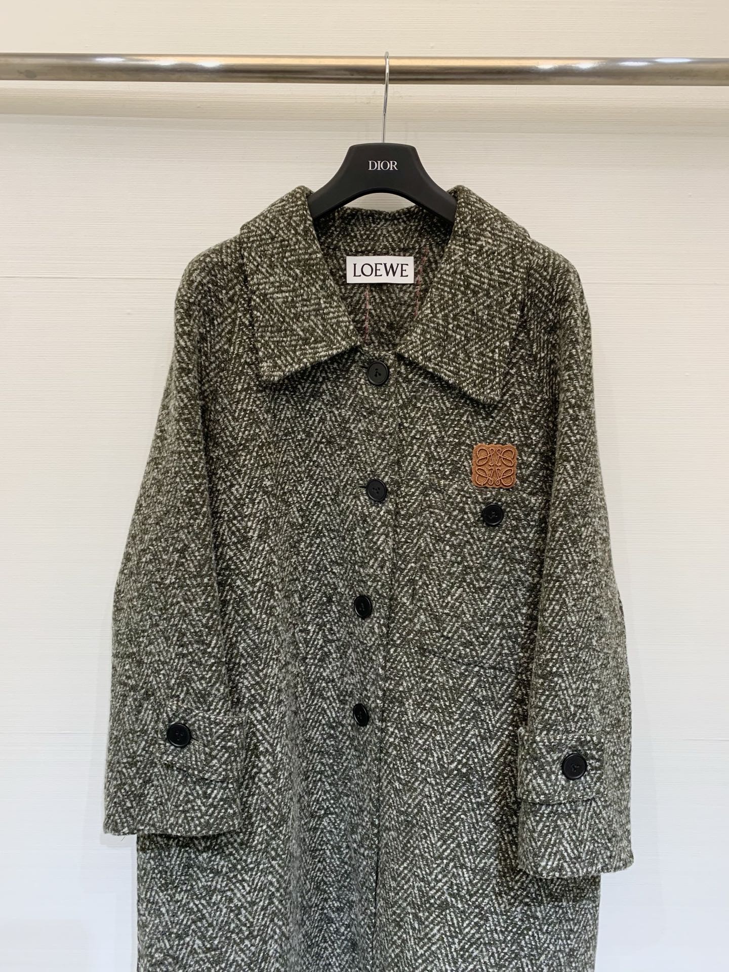 Loewe 25秋冬新款 圈圈毛长款大衣，复古休闲风，宽松长款版型（长度过膝），翻领设计+单排扣开合，日