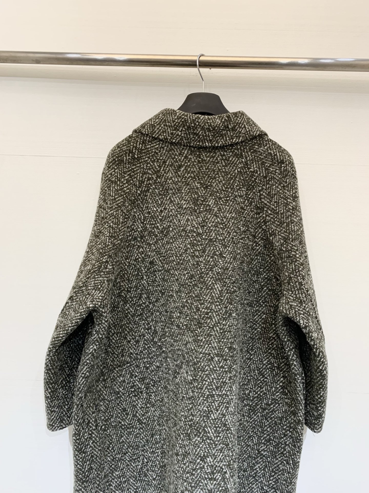 Loewe 25秋冬新款 圈圈毛长款大衣，复古休闲风，宽松长款版型（长度过膝），翻领设计+单排扣开合，日