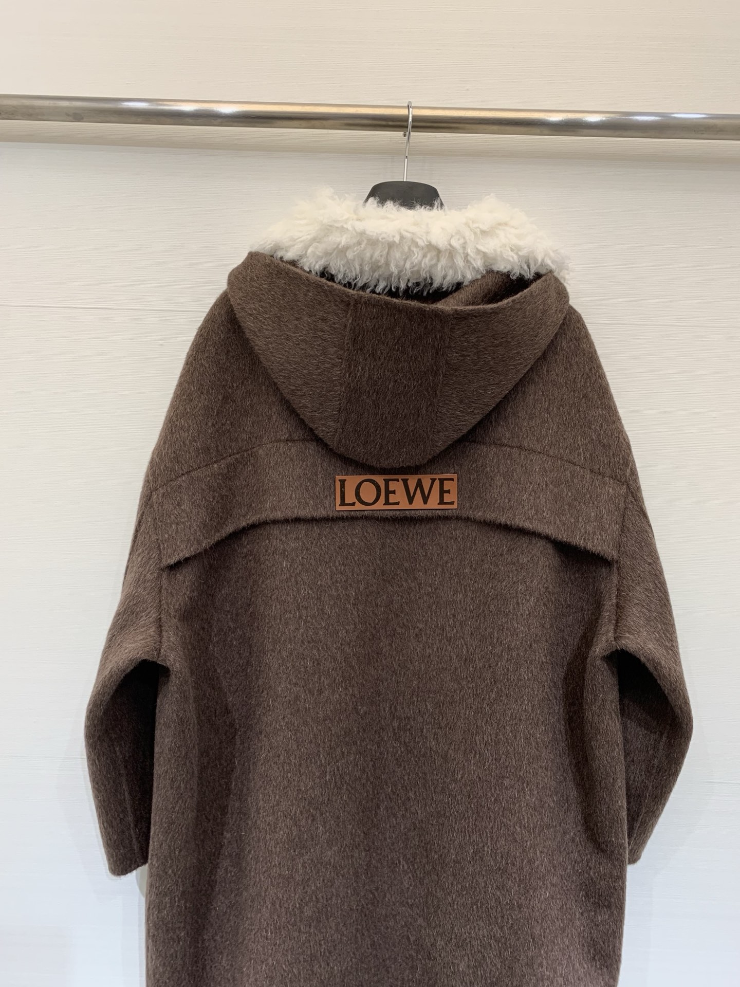 Loewe 25秋冬新款 毛绒拼接宽松长款连帽大衣，采用羊驼毛和羊毛混纺面料，质感丝滑柔软舒适，领口、拉