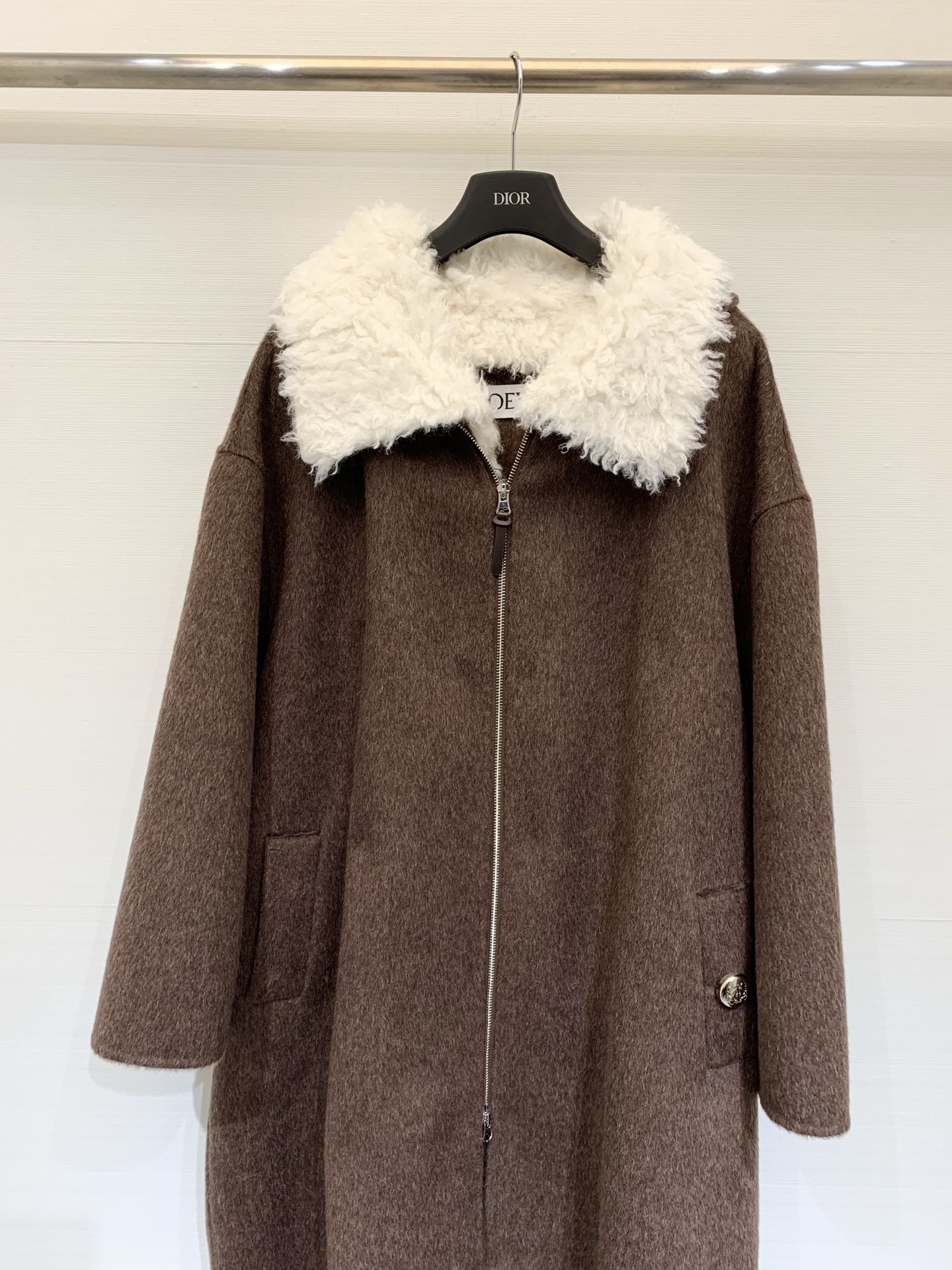 Loewe 25秋冬新款 毛绒拼接宽松长款连帽大衣，采用羊驼毛和羊毛混纺面料，质感丝滑柔软舒适，领口、拉