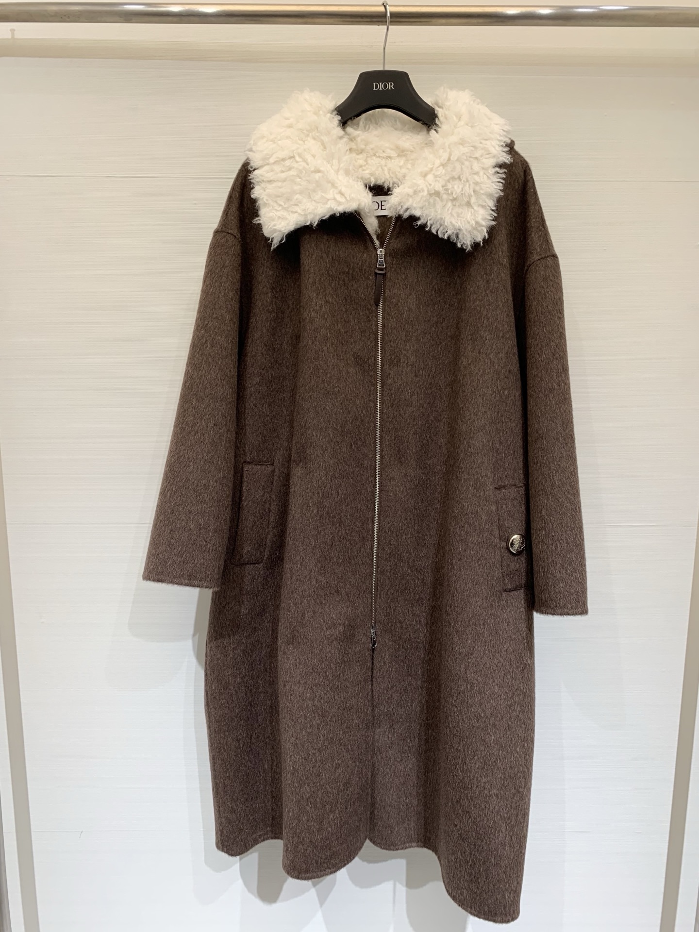 NO:627828,Comes with dust bag Loewe 25 new autumn and winter plush spliced loose long hooded coat, made of alpaca and wool blended fabrics, with a silky, soft and comfortable texture. The collar and zipper are spliced with white plush material, which adds warmth and layering. The long and loose version has a metal round buckle on the left pocket. It has a light luxury feel in casual wear. It is suitable for daily wear and can also be used to highlight the texture.  two-color sml,,loewe,hats,alexander wang19860909配防尘袋Loewe 25秋冬新款 毛绒拼接宽松长款连帽大衣,采用羊驼毛和羊毛混纺面料,质感丝滑柔软舒适,领口、拉链内里拼接了白色毛绒材质,增加了温暖感和层次感,宽松的长款版型,左侧口袋自带一枚金属圆扣,休闲中带着轻奢感,既适合日常穿搭,也能通过搭配凸显质感 两色sml,,loewe,hats,alexander wang,Women's clothing