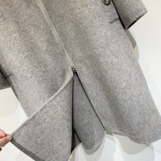 Loewe 25秋冬新款 毛绒拼接宽松长款连帽大衣,采用羊驼毛和羊毛混纺面料,质感丝滑柔软舒适,领口、拉 Loewe 25秋冬新款 毛绒拼接宽松长款连帽大衣,采用羊驼毛和羊毛混纺面料,质感丝滑柔软舒适,领口、拉
