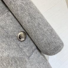 Loewe 25秋冬新款 毛绒拼接宽松长款连帽大衣,采用羊驼毛和羊毛混纺面料,质感丝滑柔软舒适,领口、拉 Loewe 25秋冬新款 毛绒拼接宽松长款连帽大衣,采用羊驼毛和羊毛混纺面料,质感丝滑柔软舒适,领口、拉