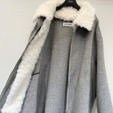 Loewe 25秋冬新款 毛绒拼接宽松长款连帽大衣,采用羊驼毛和羊毛混纺面料,质感丝滑柔软舒适,领口、拉 Loewe 25秋冬新款 毛绒拼接宽松长款连帽大衣,采用羊驼毛和羊毛混纺面料,质感丝滑柔软舒适,领口、拉