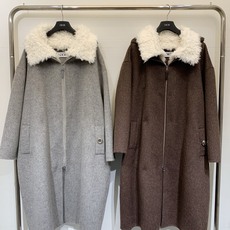 Loewe 25秋冬新款 毛绒拼接宽松长款连帽大衣,采用羊驼毛和羊毛混纺面料,质感丝滑柔软舒适,领口、拉 Loewe 25秋冬新款 毛绒拼接宽松长款连帽大衣,采用羊驼毛和羊毛混纺面料,质感丝滑柔软舒适,领口、拉