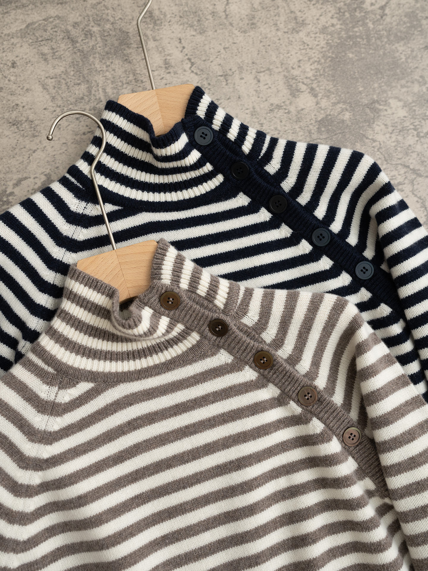 MaxMara 25秋冬新款 条纹高领针织长袖，30%羊绒70%羊毛，插肩袖设计，条纹间色，左前门筒设计