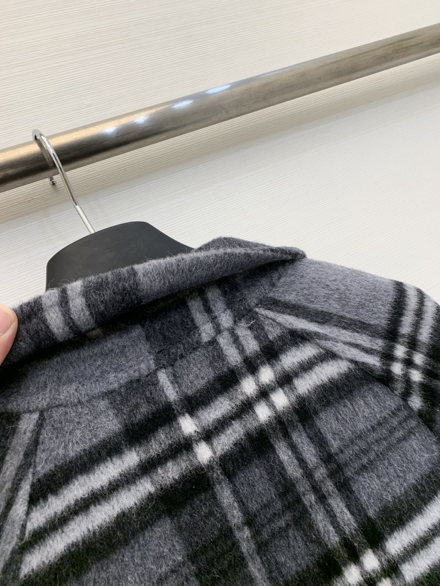 Burbe*ry 25秋冬新款 格纹双面羊绒大衣，整体风格偏复古优雅，同时带有松弛的休闲感，长款廓形大衣