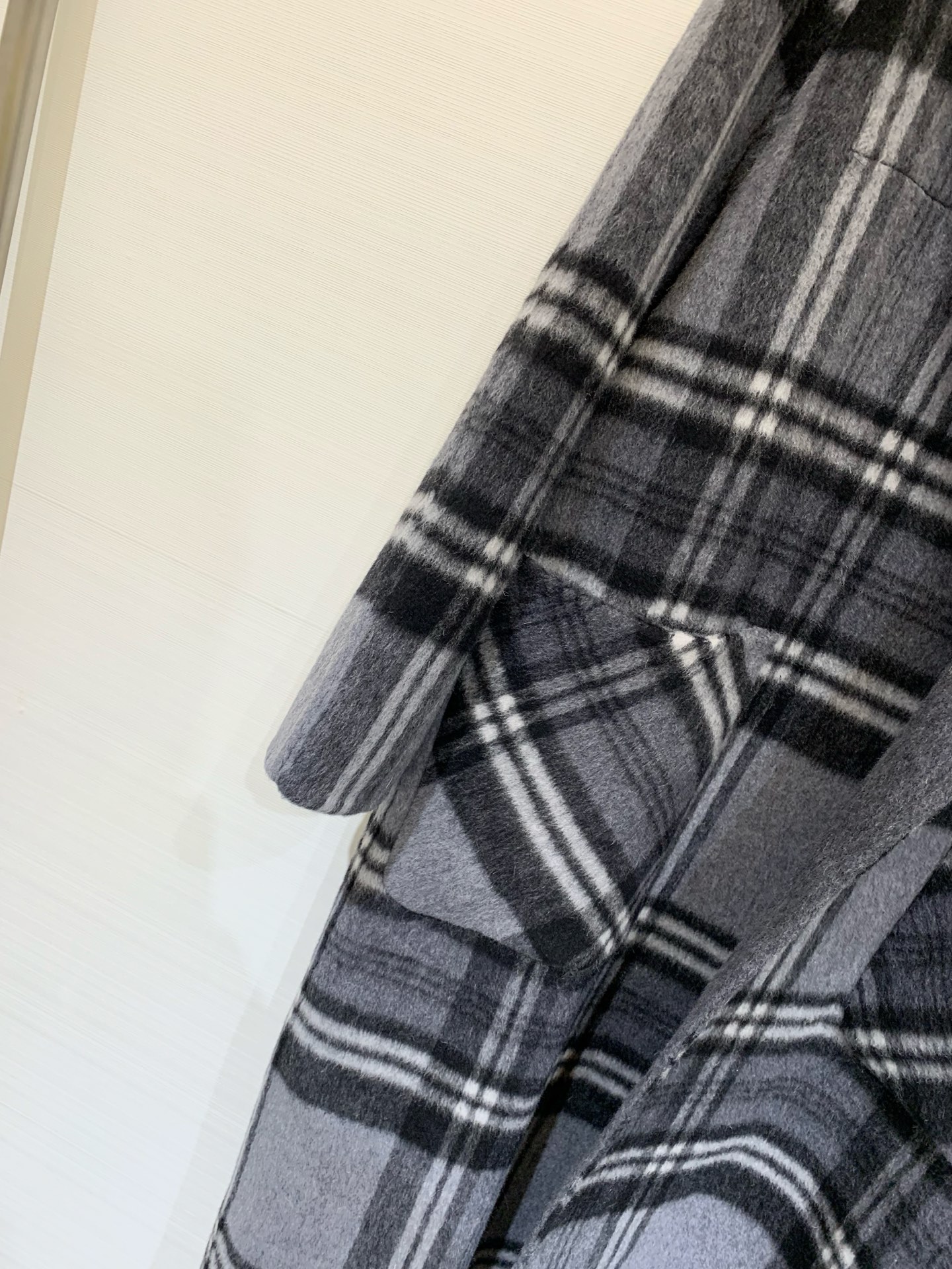 Burbe*ry 25秋冬新款 格纹双面羊绒大衣，整体风格偏复古优雅，同时带有松弛的休闲感，长款廓形大衣