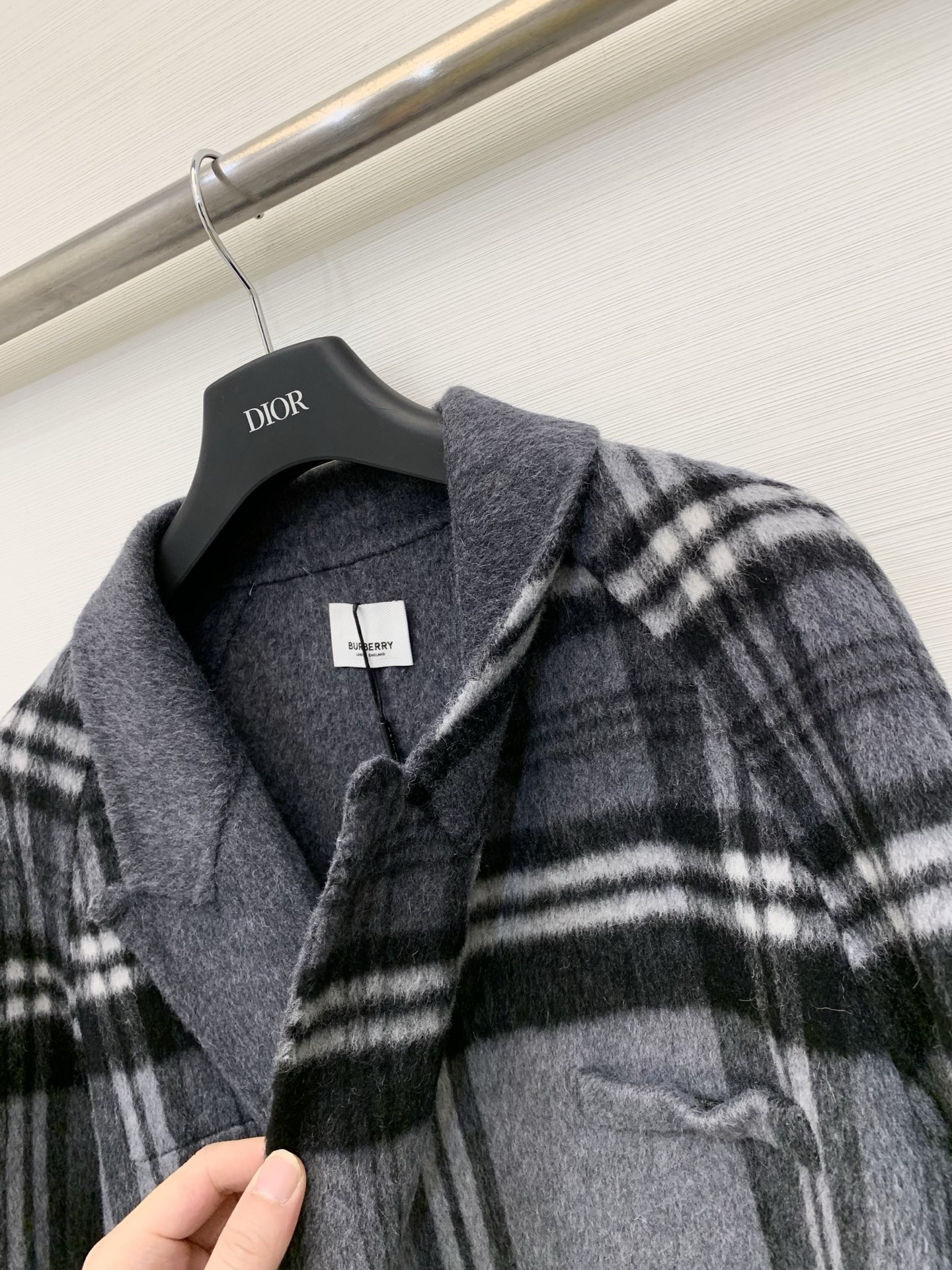 Burbe*ry 25秋冬新款 格纹双面羊绒大衣，整体风格偏复古优雅，同时带有松弛的休闲感，长款廓形大衣