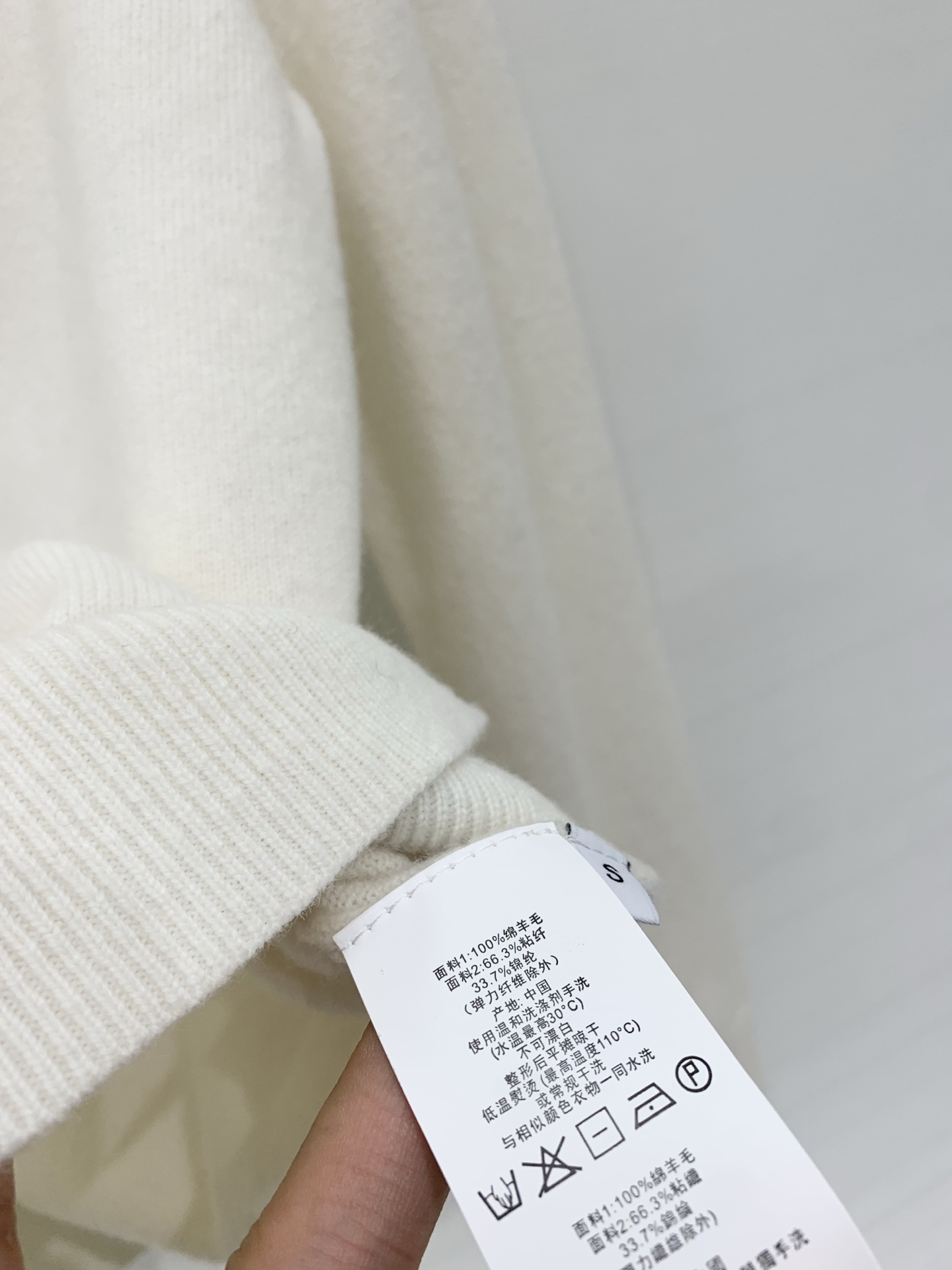 MIU MIU 25秋冬新款 镂空蕾丝领针织假开衫，甜美元素与精致质感的结合，领口做了钩针镂空蕾丝装饰，