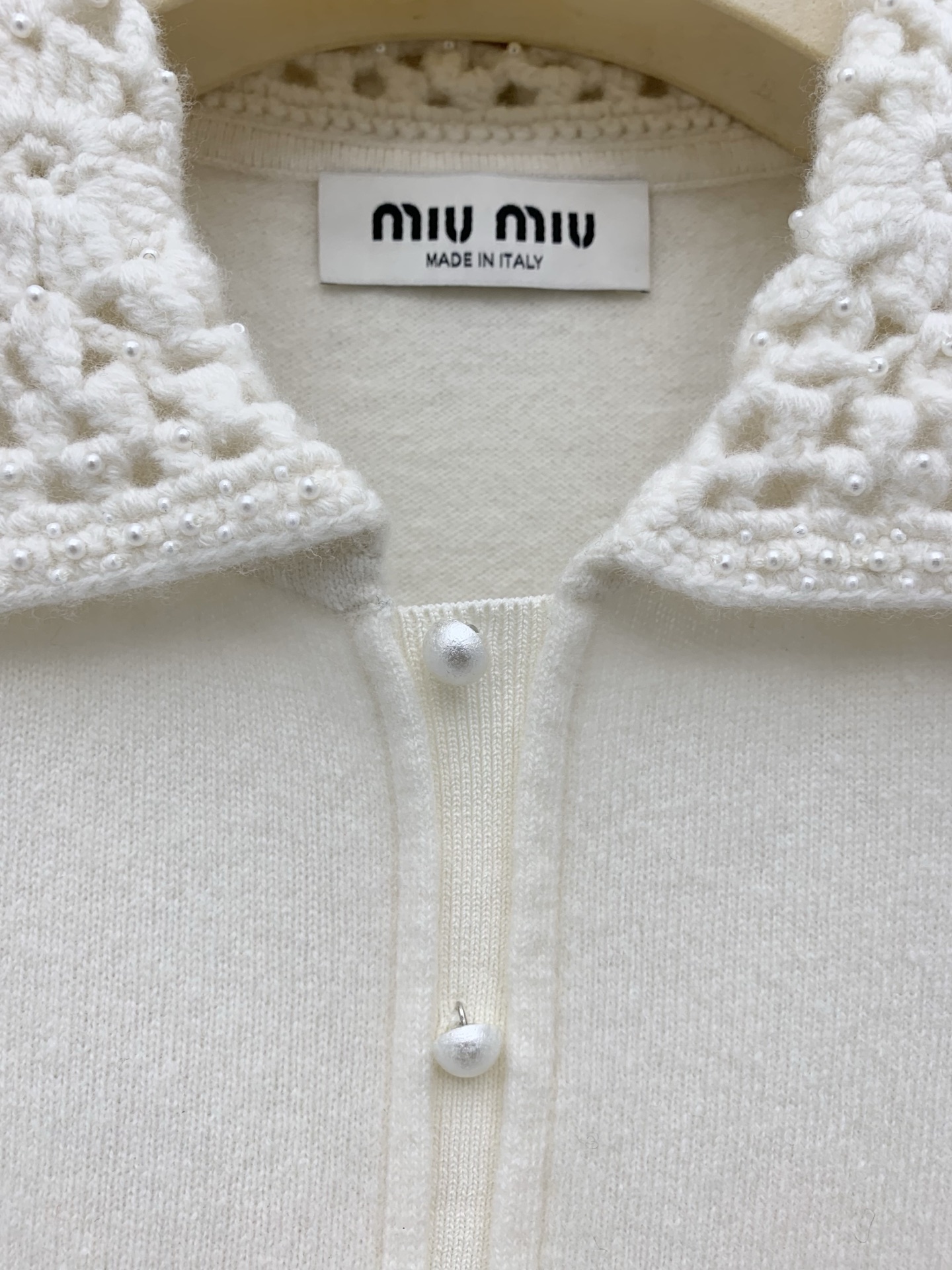 MIU MIU 25秋冬新款 镂空蕾丝领针织假开衫，甜美元素与精致质感的结合，领口做了钩针镂空蕾丝装饰，