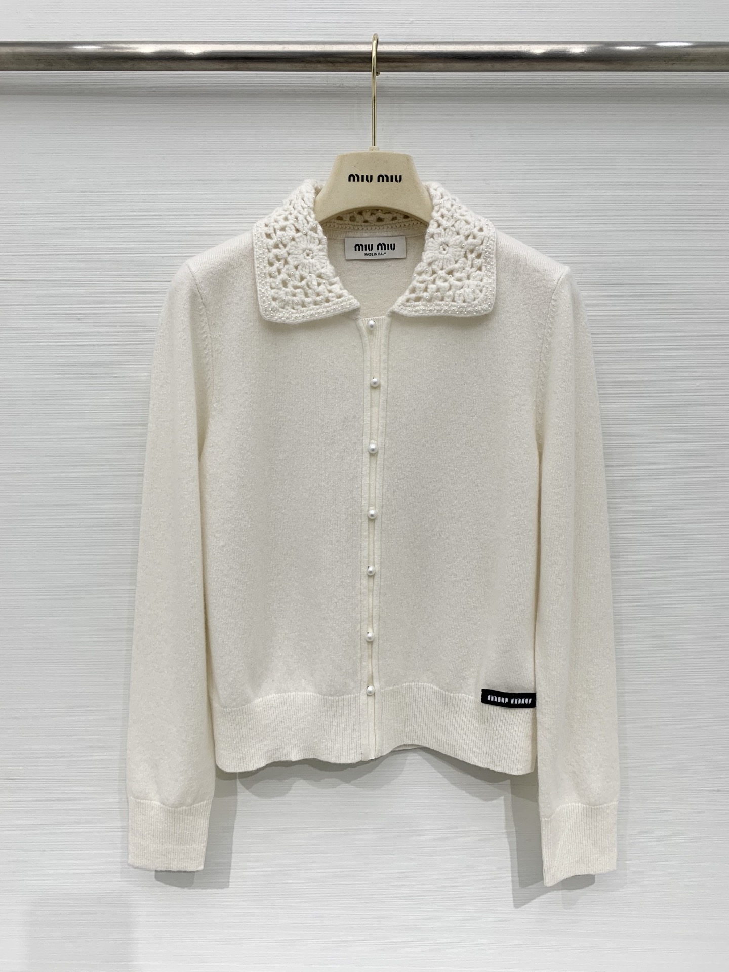 NO:649094,MIU MIU 25 new autumn and winter style hollow lace collar knitted fake cardigan, a combination of sweet elements and exquisite texture, the neckline is decorated with crochet hollow lace, with a retro sweet girly feel, there is a MIU MIU brand label on the side of the hem, simple and brand recognition code number SML,, miumiu, alexander wang19860909MIU MIU 25秋冬新款 镂空蕾丝领针织假开衫,甜美元素与精致质感的结合,领口做了钩针镂空蕾丝装饰,带有复古甜美的少女感,下摆侧边有MIU MIU品牌标签,简约中带品牌辨识度 码数SML,,miumiu,alexander wang,Women's clothing