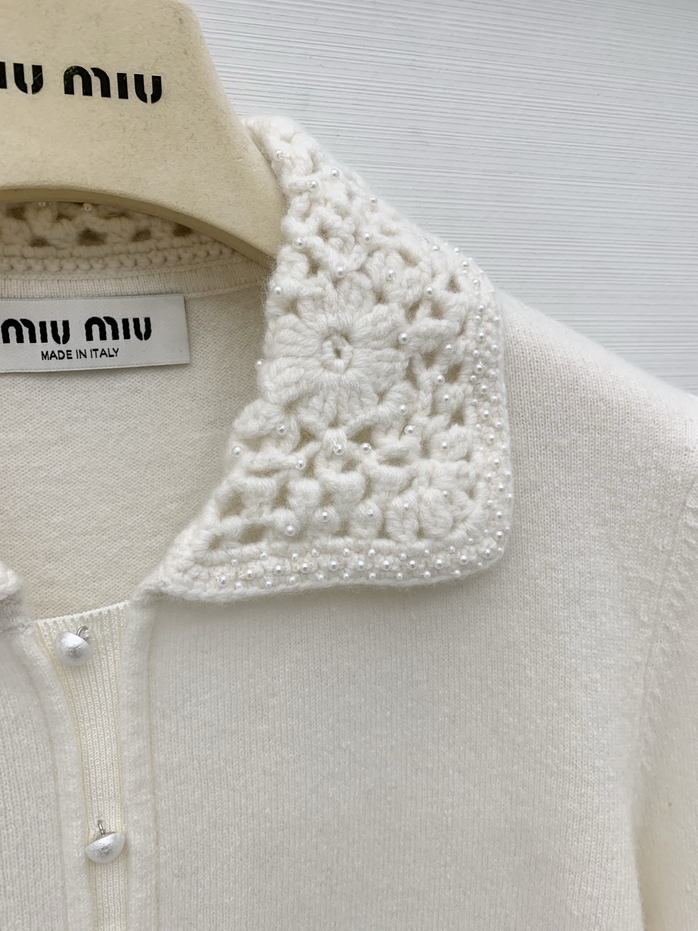MIU MIU 25秋冬新款 镂空蕾丝领针织假开衫，甜美元素与精致质感的结合，领口做了钩针镂空蕾丝装饰，