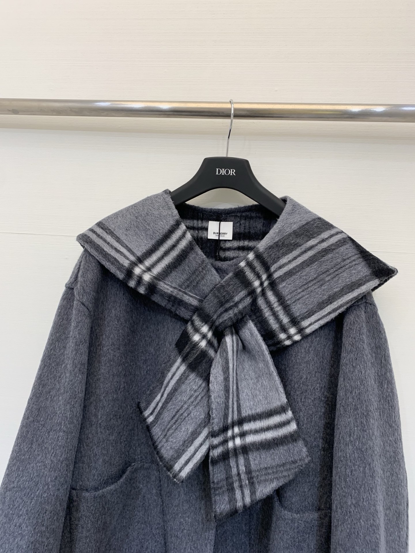Burberry 25秋冬新款 双面穿灰色格纹披肩羊毛中长款大衣，双面可穿，采用10%羊驼毛➕90%羊毛