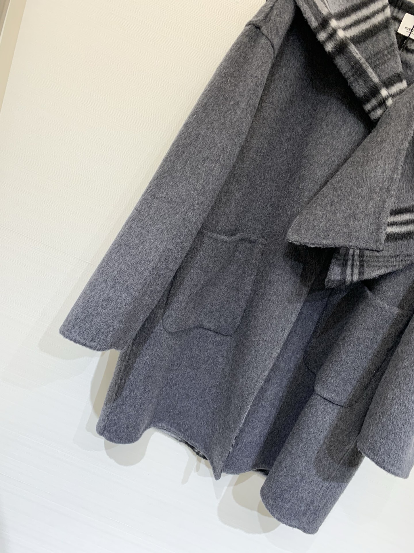 Burberry 25秋冬新款 双面穿灰色格纹披肩羊毛中长款大衣，双面可穿，采用10%羊驼毛➕90%羊毛