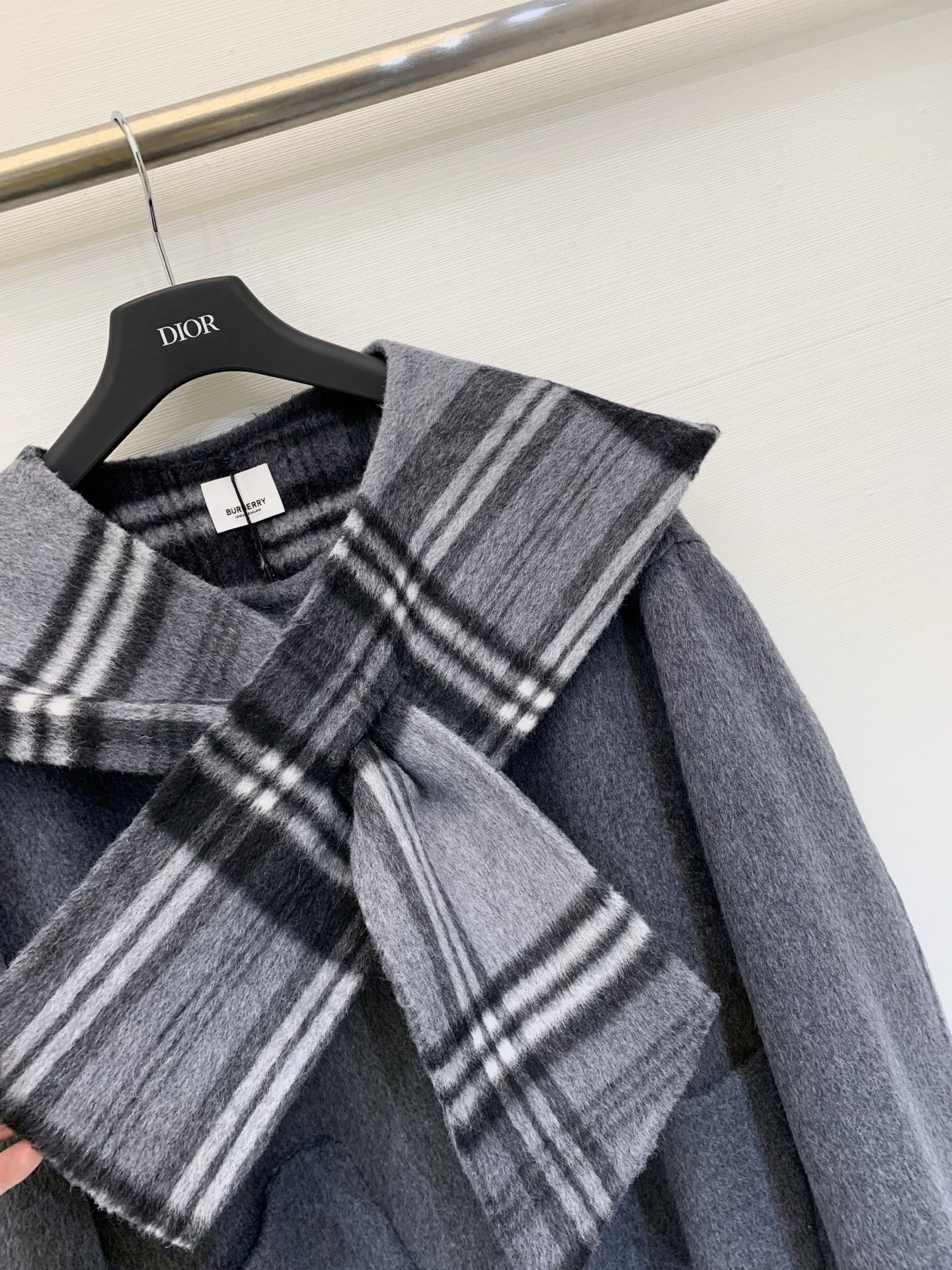 Burberry 25秋冬新款 双面穿灰色格纹披肩羊毛中长款大衣，双面可穿，采用10%羊驼毛➕90%羊毛
