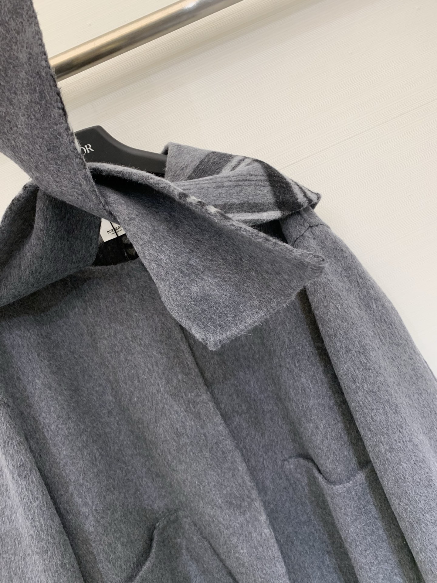 Burberry 25秋冬新款 双面穿灰色格纹披肩羊毛中长款大衣，双面可穿，采用10%羊驼毛➕90%羊毛