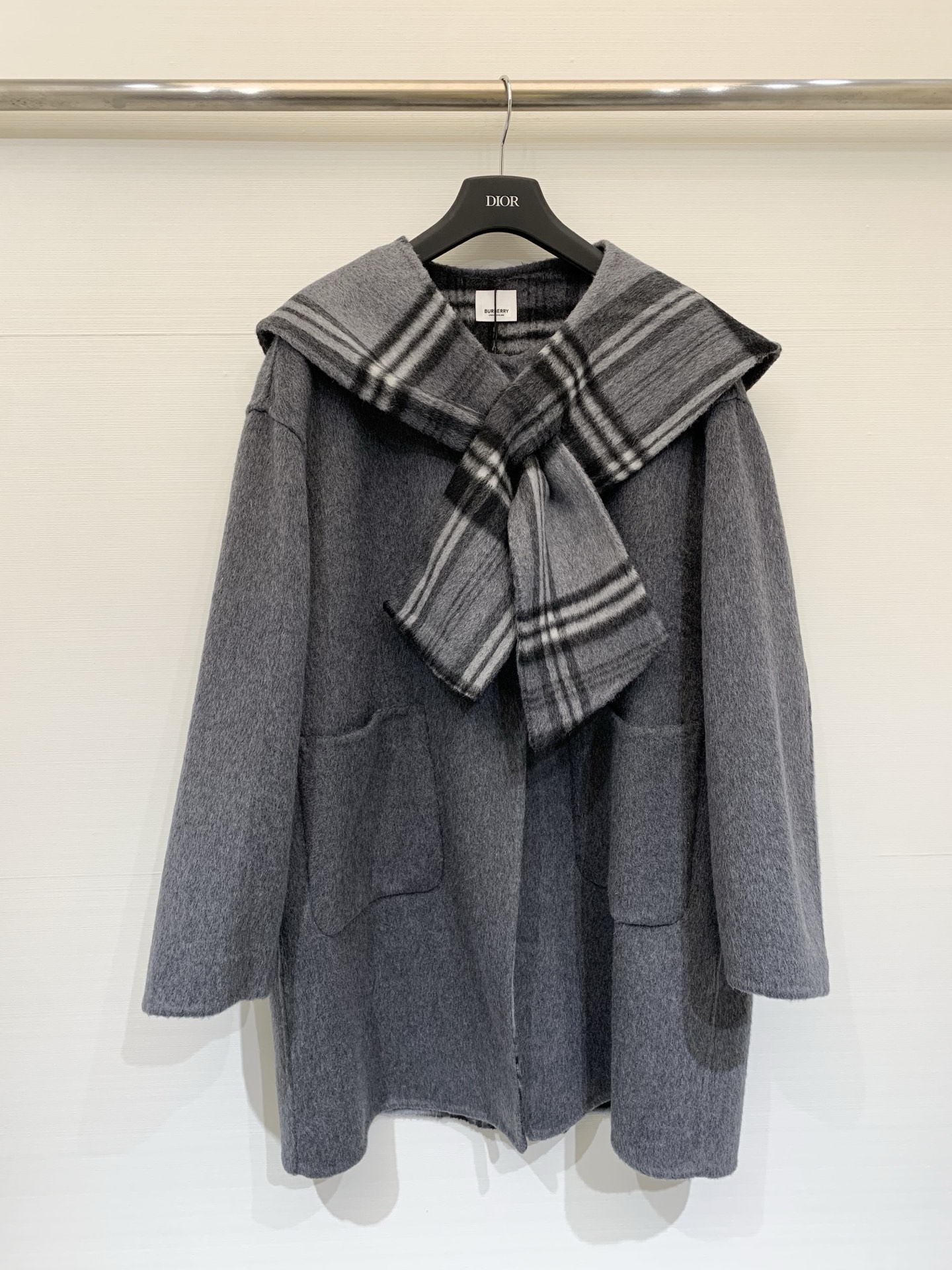 NO:650313,Comes with dust bag Burberry 25 new autumn and winter reversible gray plaid shawl mid-length wool coat, reversible, made of 10 alpaca 90 wool fabric, mid-length loose fit, with a lazy and relaxed feel, detachable collar plaid shawl (gray black and white classic plaid), suitable for daily outings, coffee dates and other light social occasions. Size SML,, burberry, shawls, alexander wang19860909配防尘袋Burberry 25秋冬新款 双面穿灰色格纹披肩羊毛中长款大衣,双面可穿,采用10羊驼毛90羊毛面料,中长款宽松版型,自带慵懒松弛感,领口可拆卸的格纹披肩（灰黑白经典格纹）,适配日常出街、咖啡约会等轻社交场合 码数SML,,burberry,shawls,alexander wang,Women's clothing