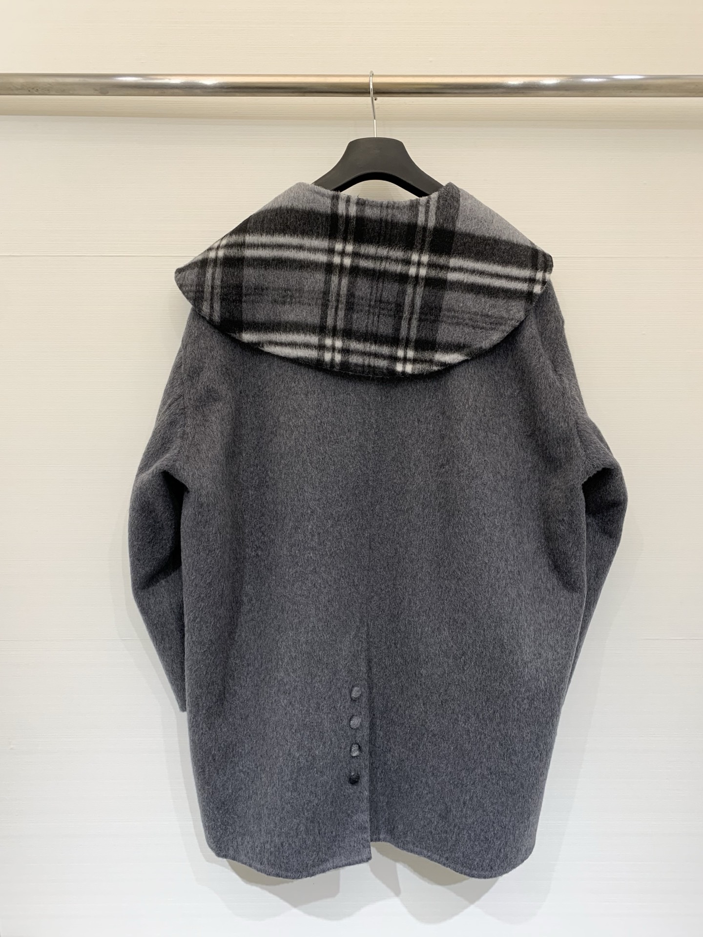 Burberry 25秋冬新款 双面穿灰色格纹披肩羊毛中长款大衣，双面可穿，采用10%羊驼毛➕90%羊毛