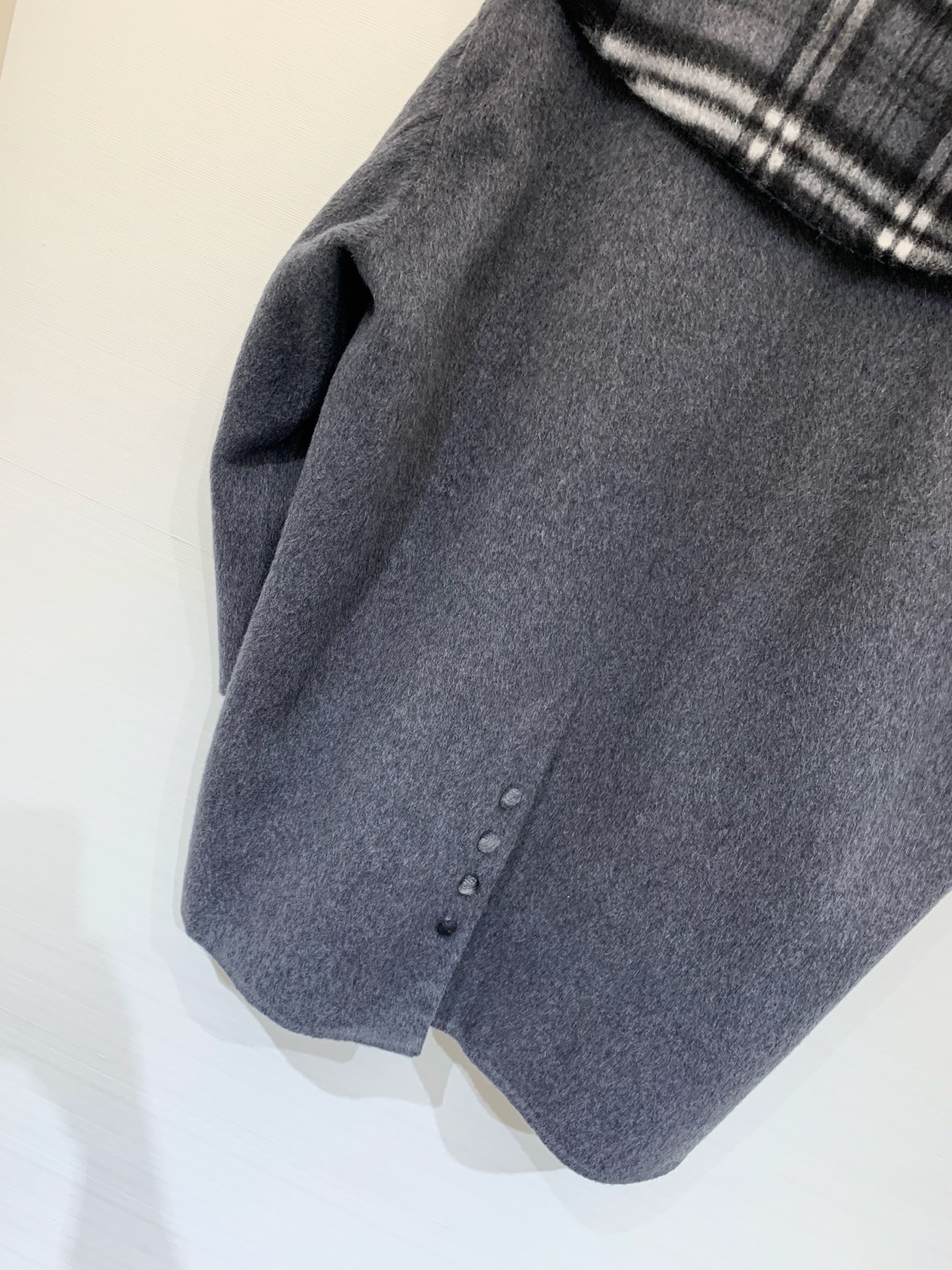 Burberry 25秋冬新款 双面穿灰色格纹披肩羊毛中长款大衣，双面可穿，采用10%羊驼毛➕90%羊毛