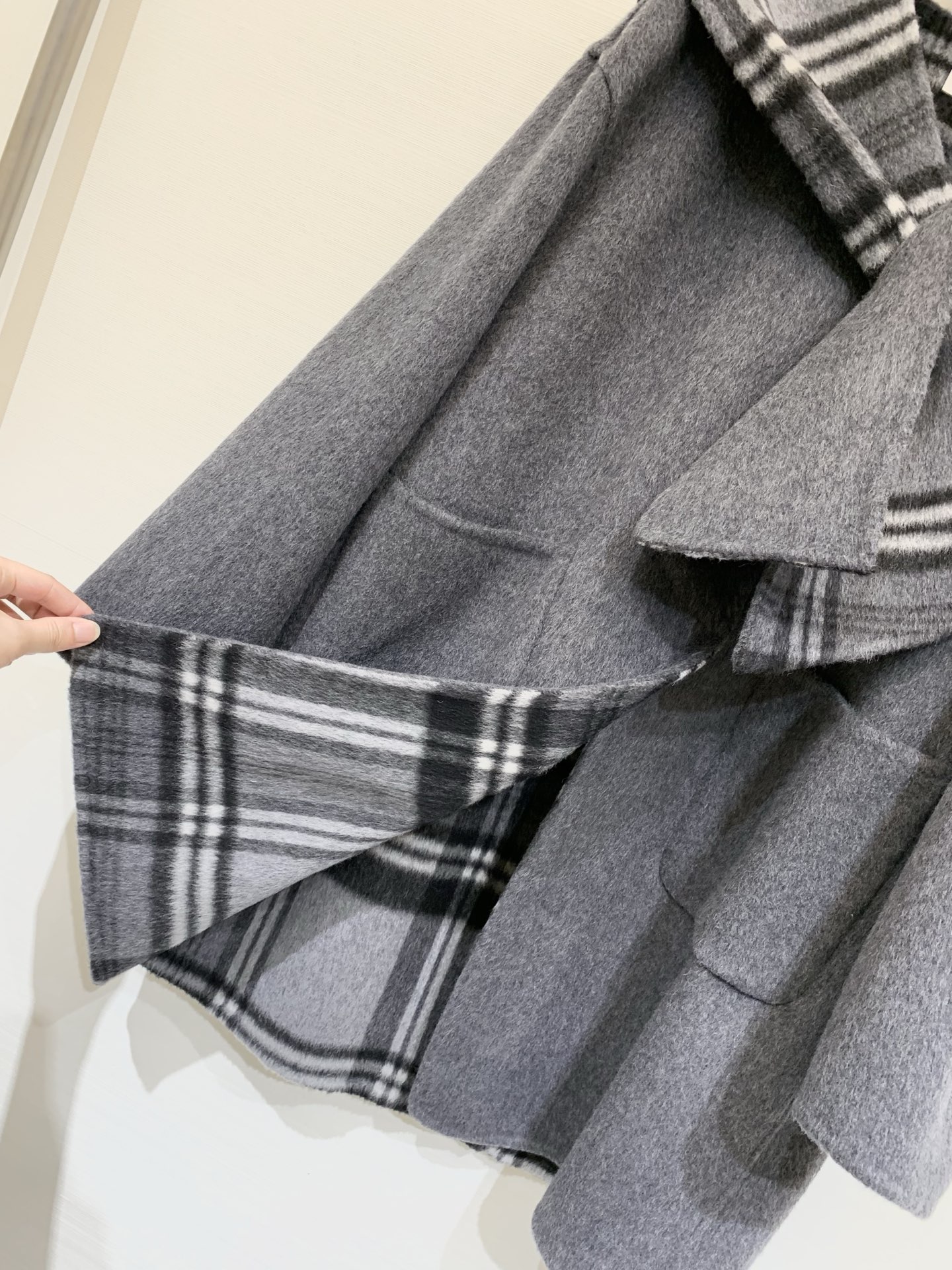 Burberry 25秋冬新款 双面穿灰色格纹披肩羊毛中长款大衣，双面可穿，采用10%羊驼毛➕90%羊毛