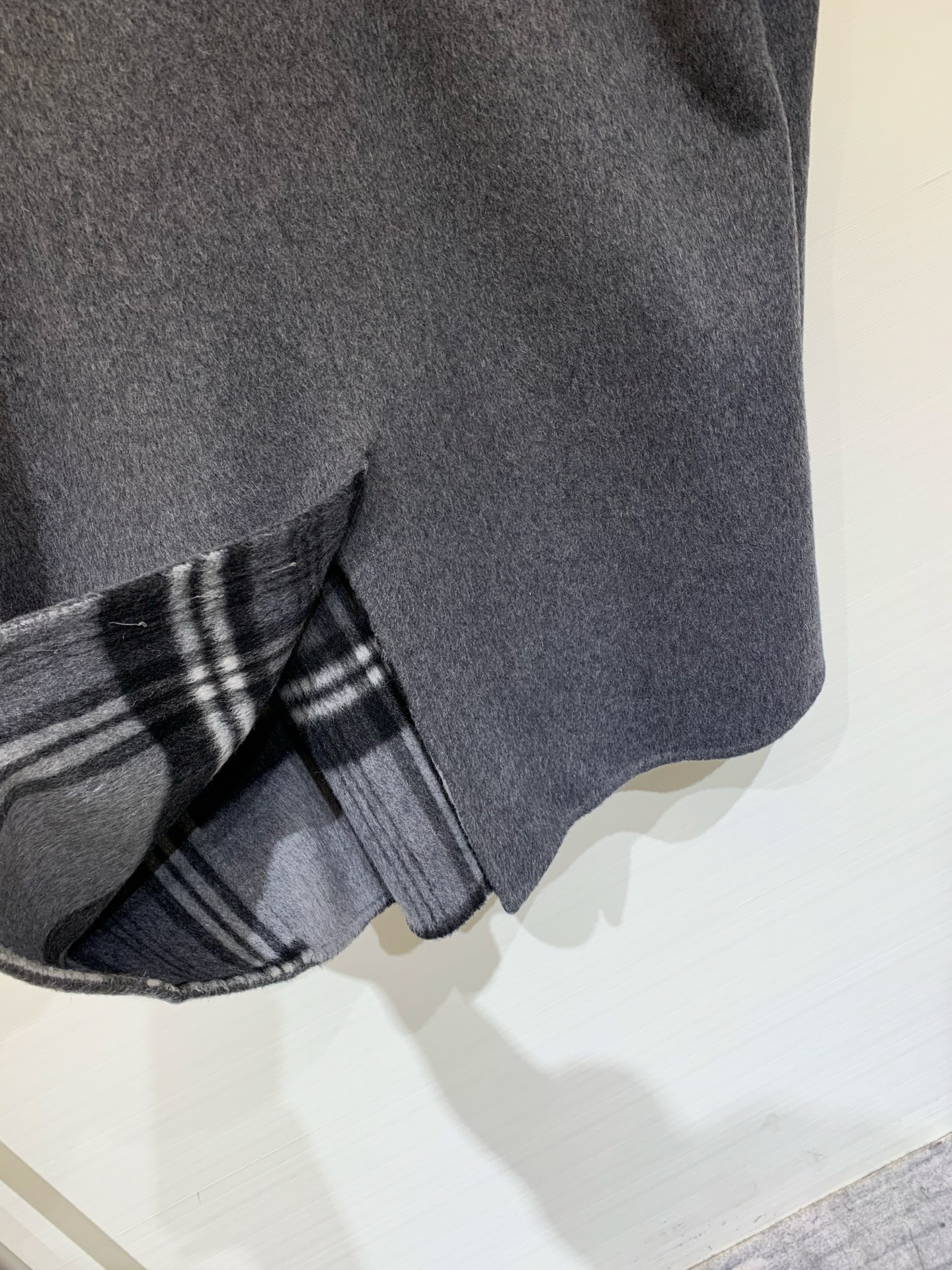 Burberry 25秋冬新款 双面穿灰色格纹披肩羊毛中长款大衣，双面可穿，采用10%羊驼毛➕90%羊毛