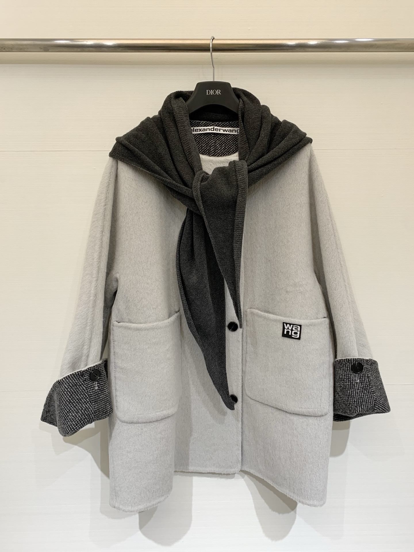 AlexanderWang 25秋冬新款 针织围脖中长款羊驼毛大衣，采用10%羊驼毛90羊毛面料，中长款