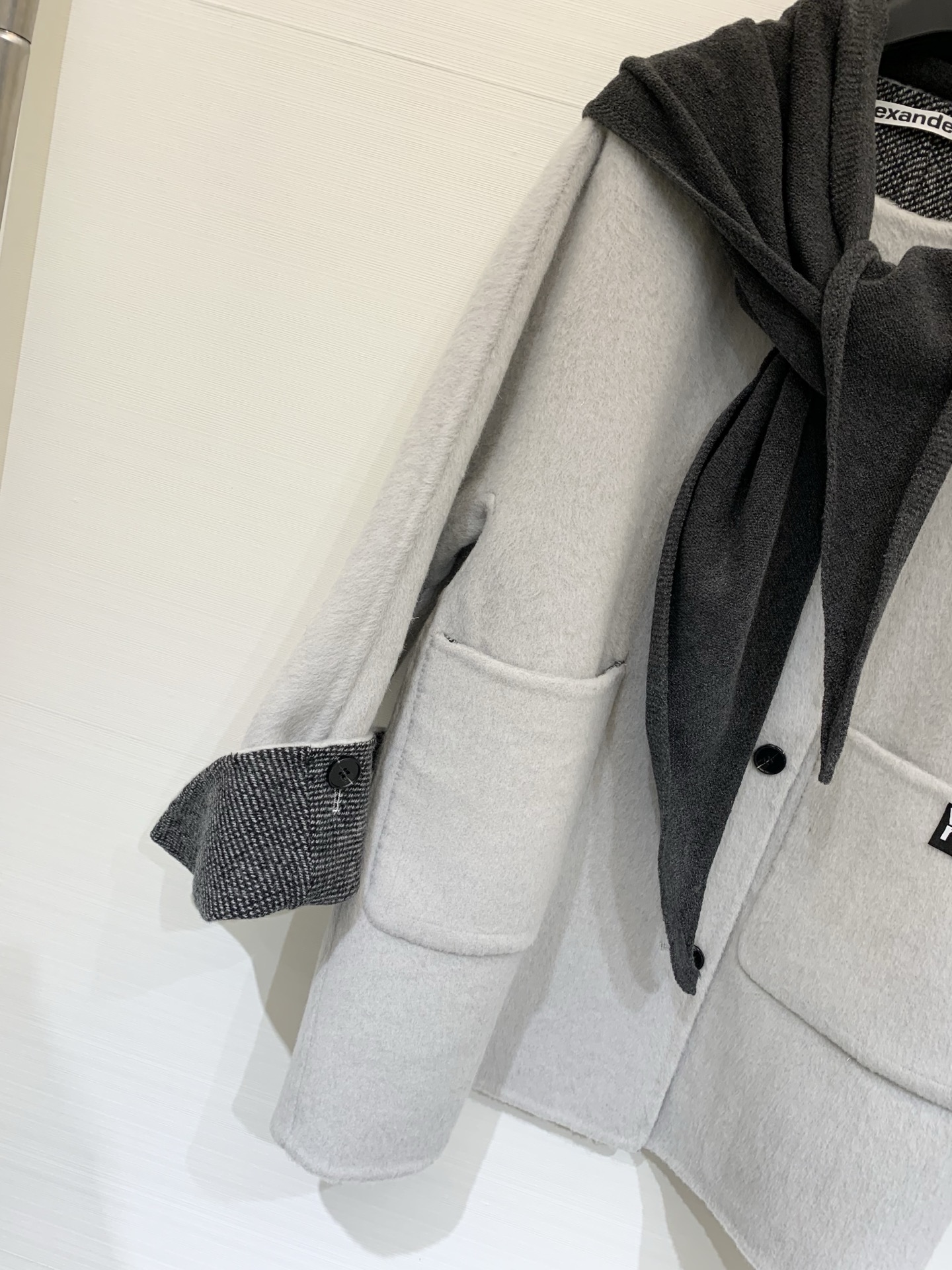 AlexanderWang 25秋冬新款 针织围脖中长款羊驼毛大衣，采用10%羊驼毛90羊毛面料，中长款