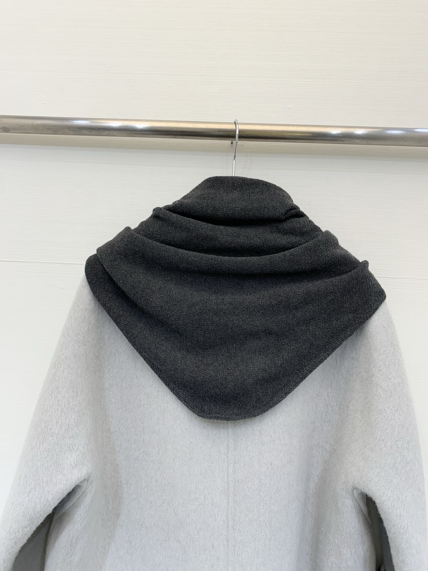AlexanderWang 25秋冬新款 针织围脖中长款羊驼毛大衣，采用10%羊驼毛90羊毛面料，中长款