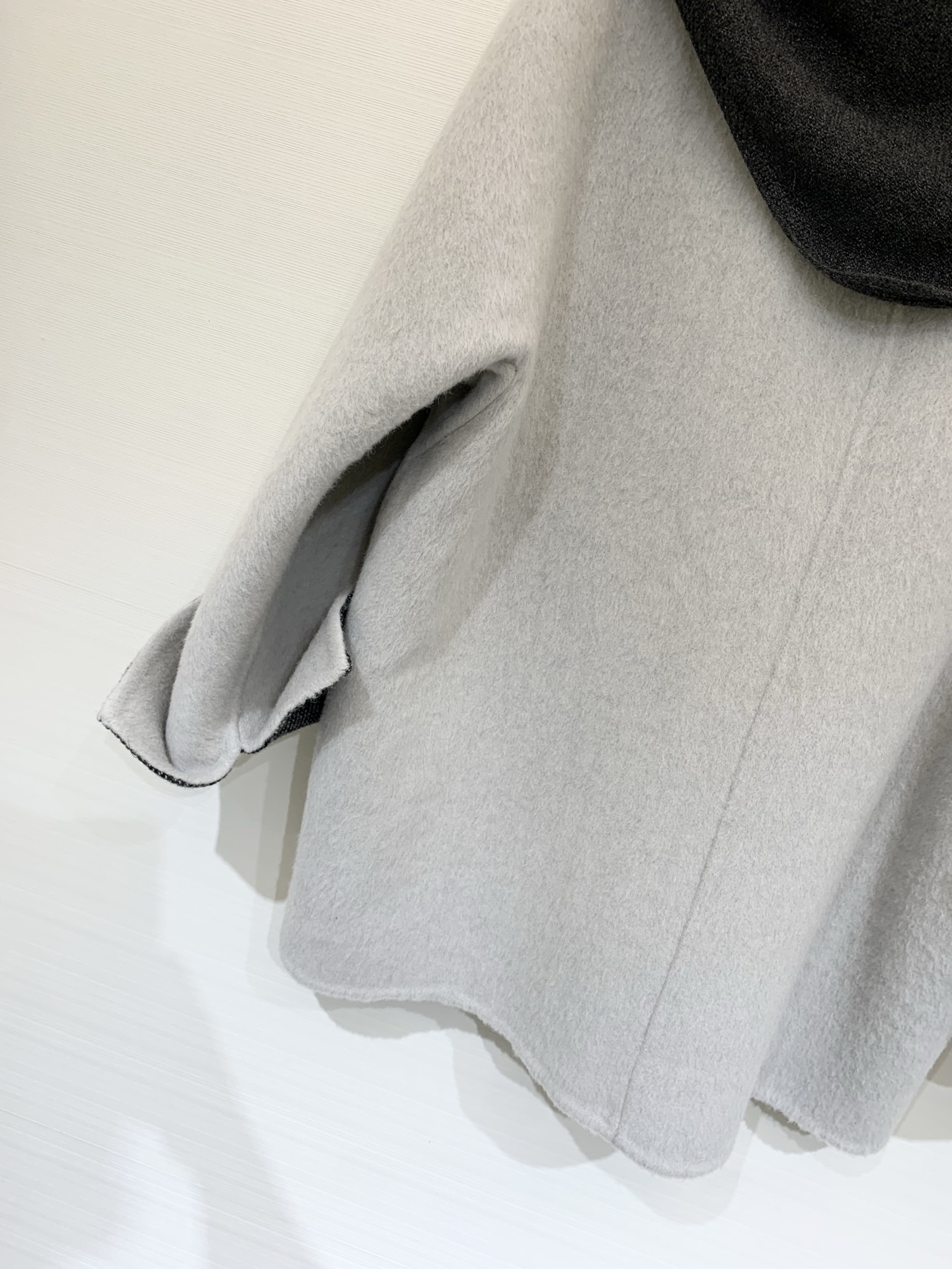 AlexanderWang 25秋冬新款 针织围脖中长款羊驼毛大衣，采用10%羊驼毛90羊毛面料，中长款