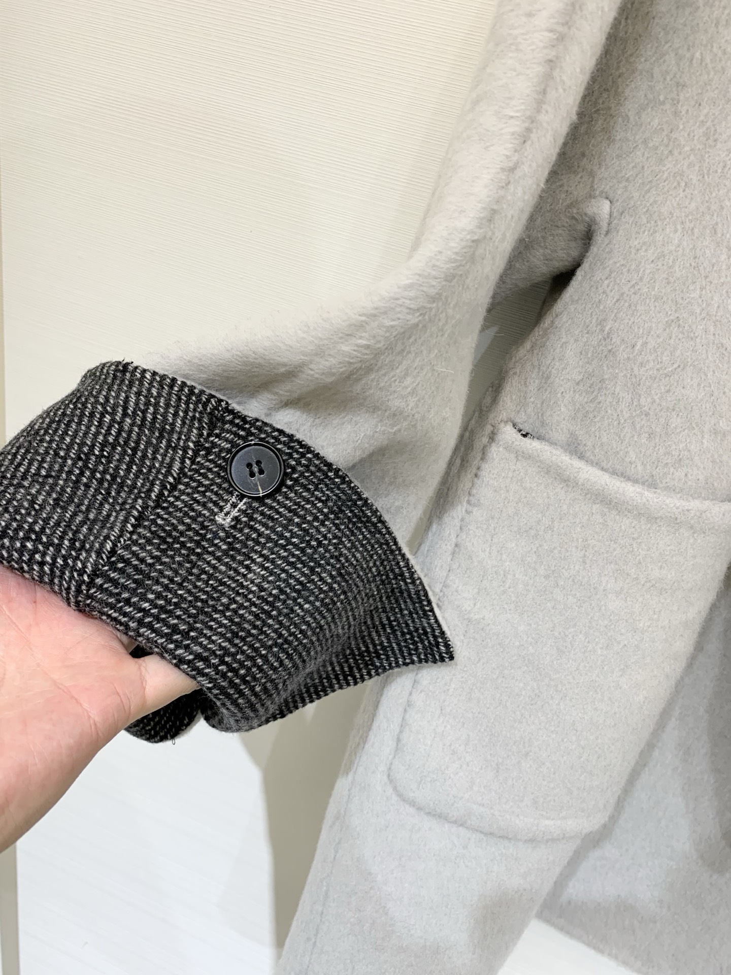 AlexanderWang 25秋冬新款 针织围脖中长款羊驼毛大衣，采用10%羊驼毛90羊毛面料，中长款