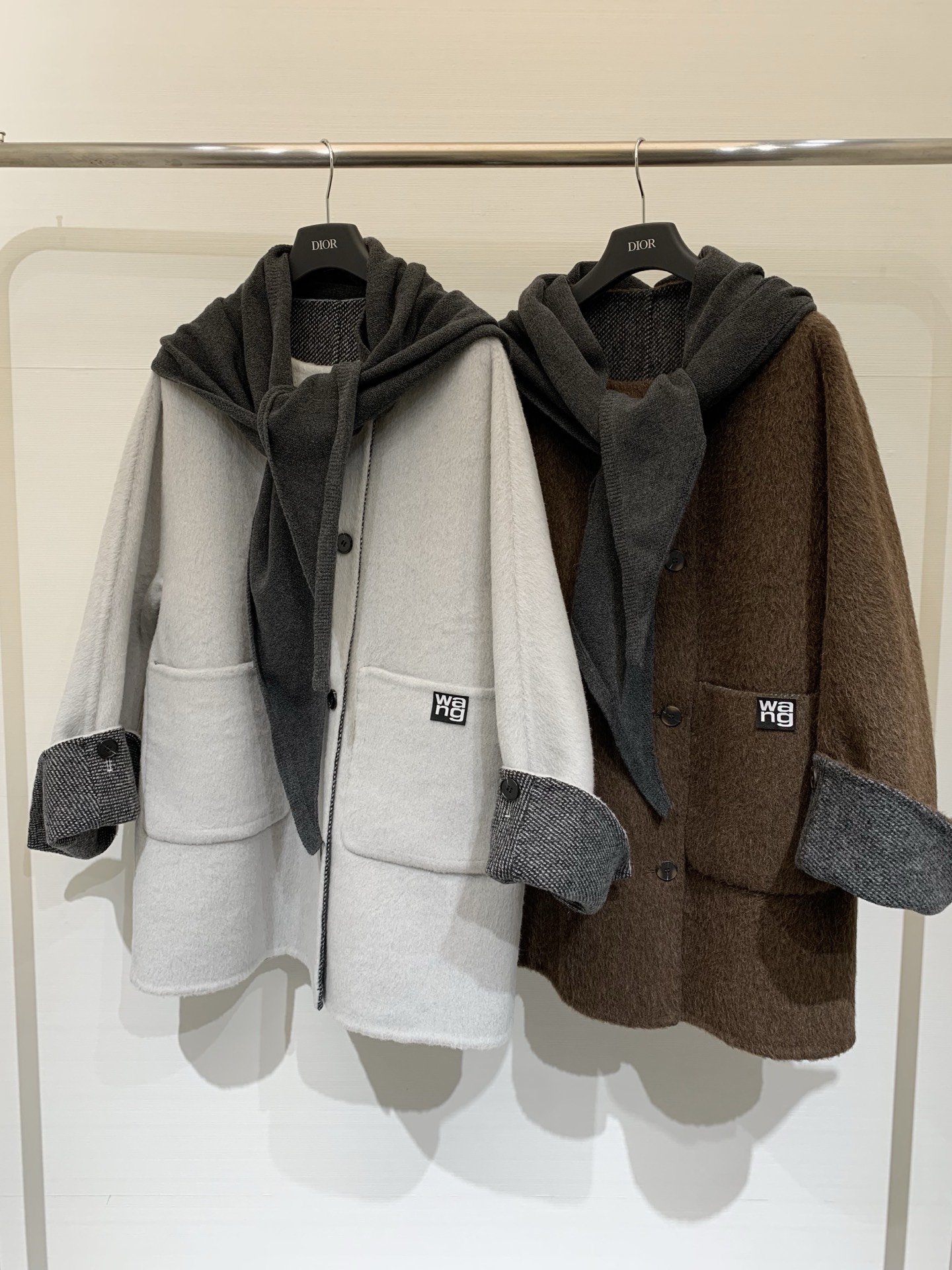 NO:650295,Comes with dust bag Alexander Wang 25 new autumn and winter knitted scarf mid-length alpaca coat, made of 10 alpaca 90 wool fabric, mid-length loose version, with dark gray scarf, taking into account the sense of laziness and neatness, cuff button reverse sleeve design, pockets embellished with logo, exquisite and recognizable Two-color sml,, alexander wang19860909配防尘袋AlexanderWang 25秋冬新款 针织围脖中长款羊驼毛大衣,采用10羊驼毛90羊毛面料,中长款宽松版型,搭配深灰色围巾,兼顾慵懒感与利落度,袖口纽扣反袖设计,口袋点缀Logo,精致又有辨识度 两色sml,,alexander wang,Women's clothing