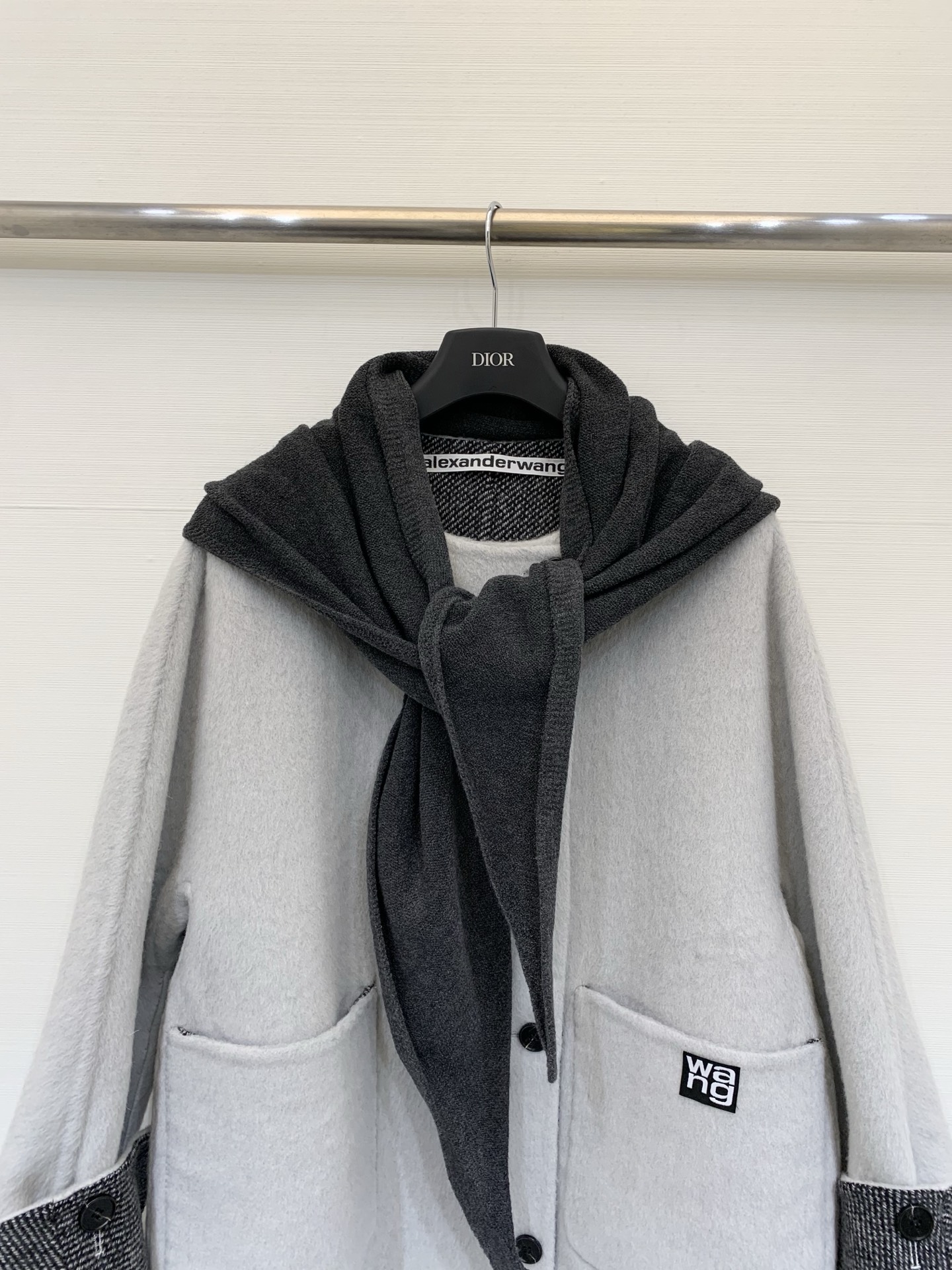 AlexanderWang 25秋冬新款 针织围脖中长款羊驼毛大衣，采用10%羊驼毛90羊毛面料，中长款