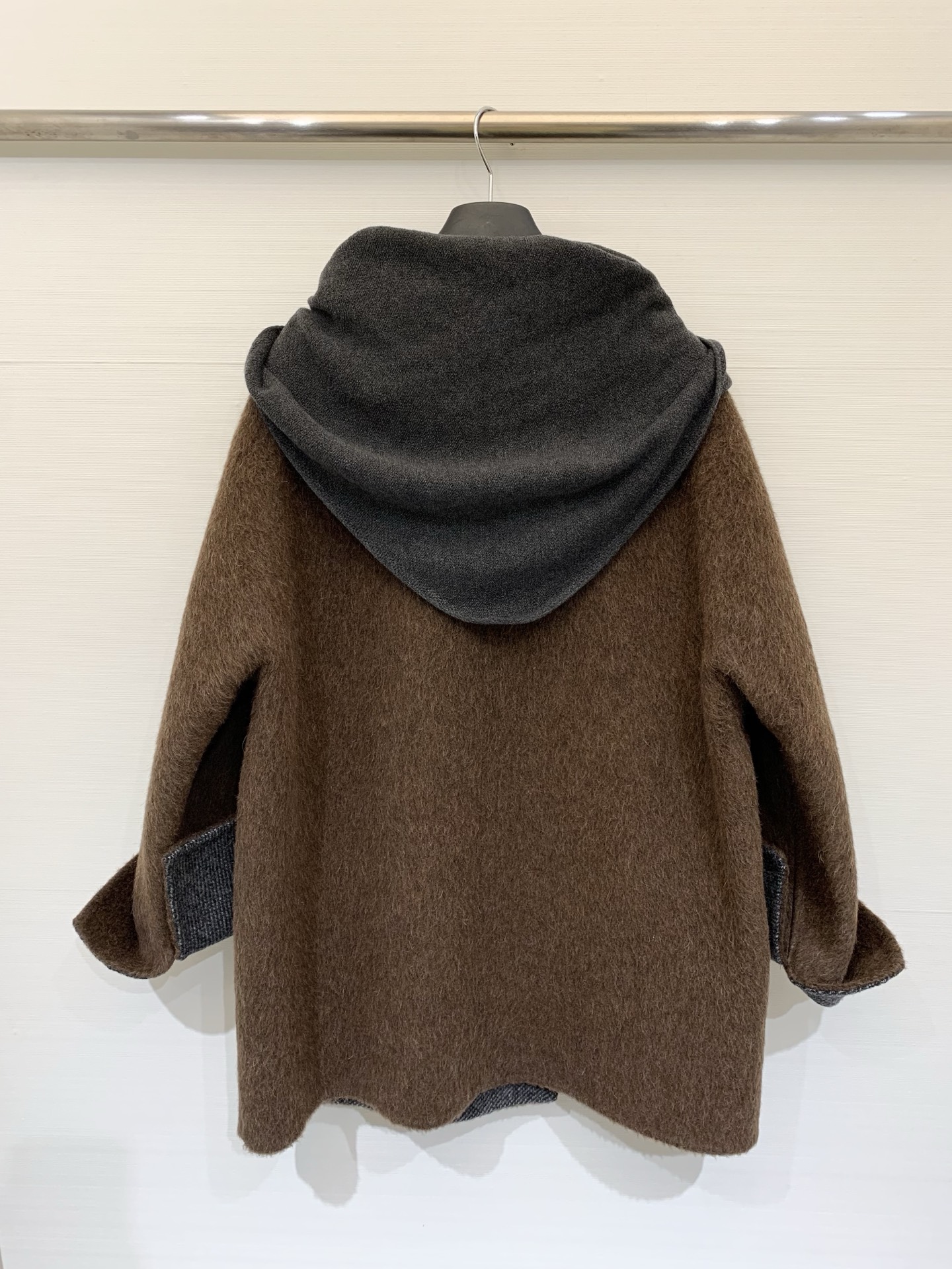 AlexanderWang 25秋冬新款 针织围脖中长款羊驼毛大衣，采用10%羊驼毛90羊毛面料，中长款