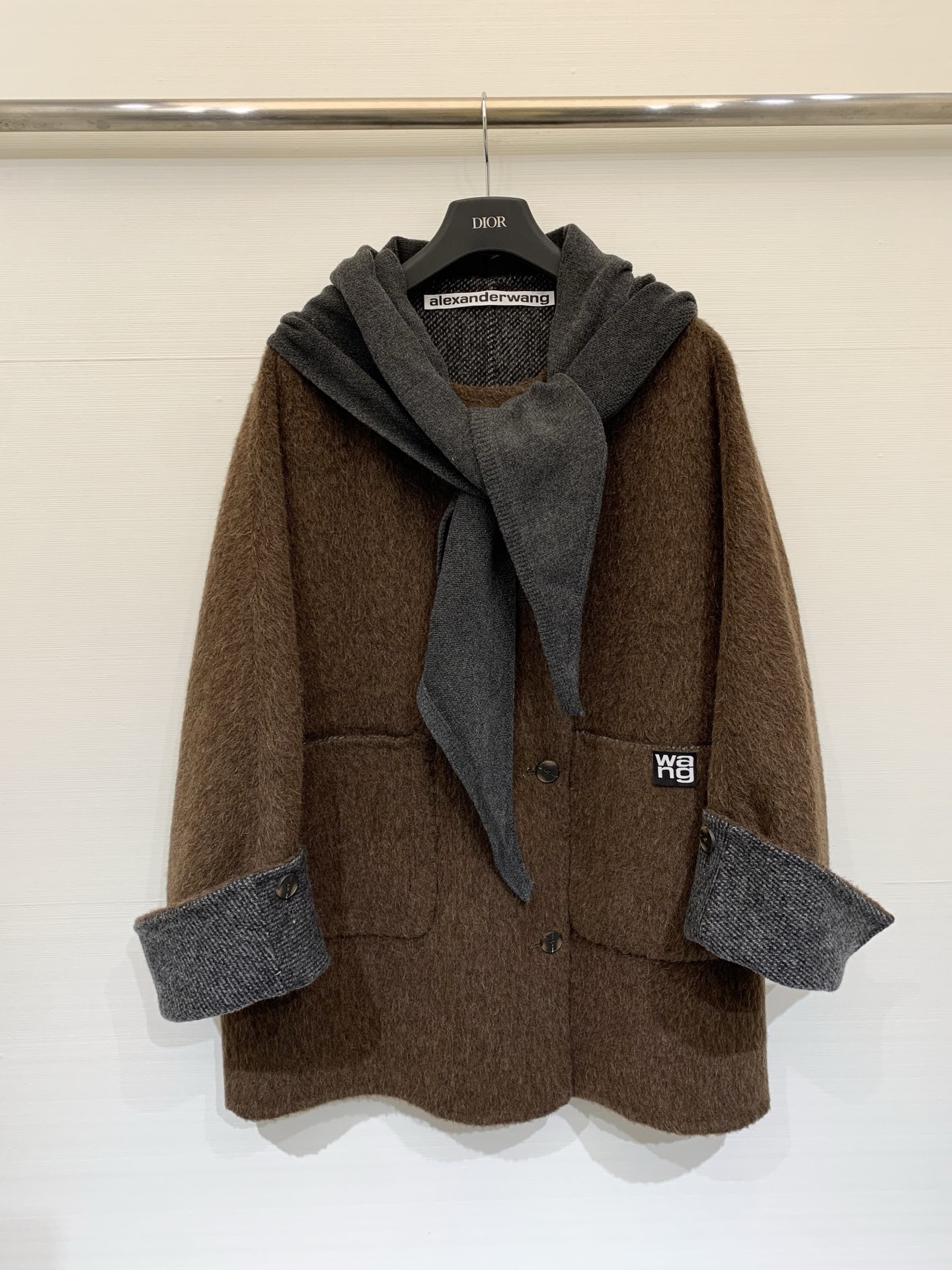 AlexanderWang 25秋冬新款 针织围脖中长款羊驼毛大衣，采用10%羊驼毛90羊毛面料，中长款
