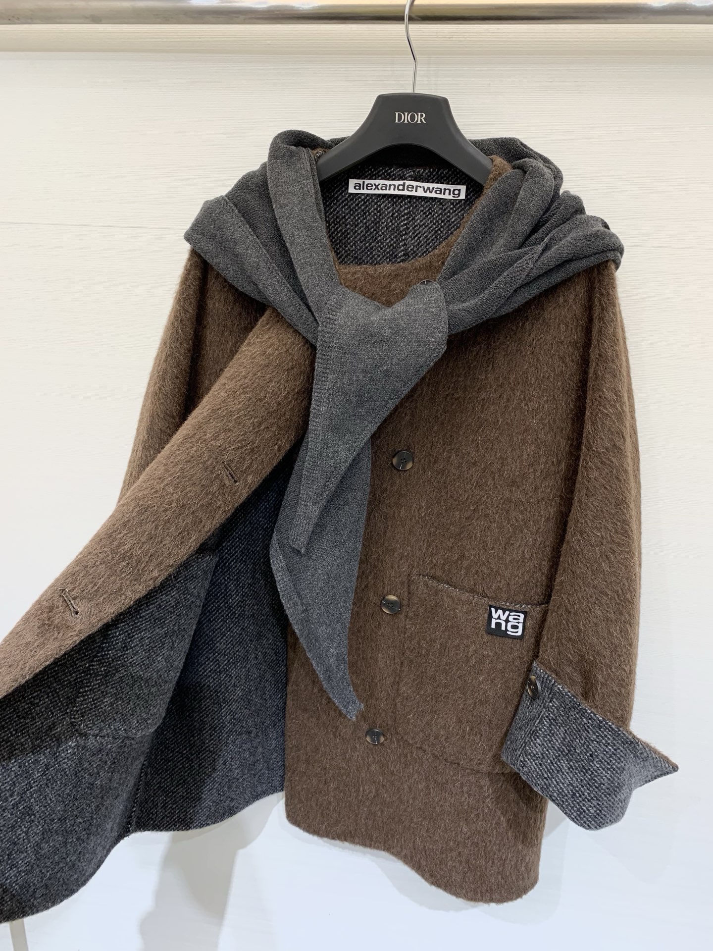 AlexanderWang 25秋冬新款 针织围脖中长款羊驼毛大衣，采用10%羊驼毛90羊毛面料，中长款