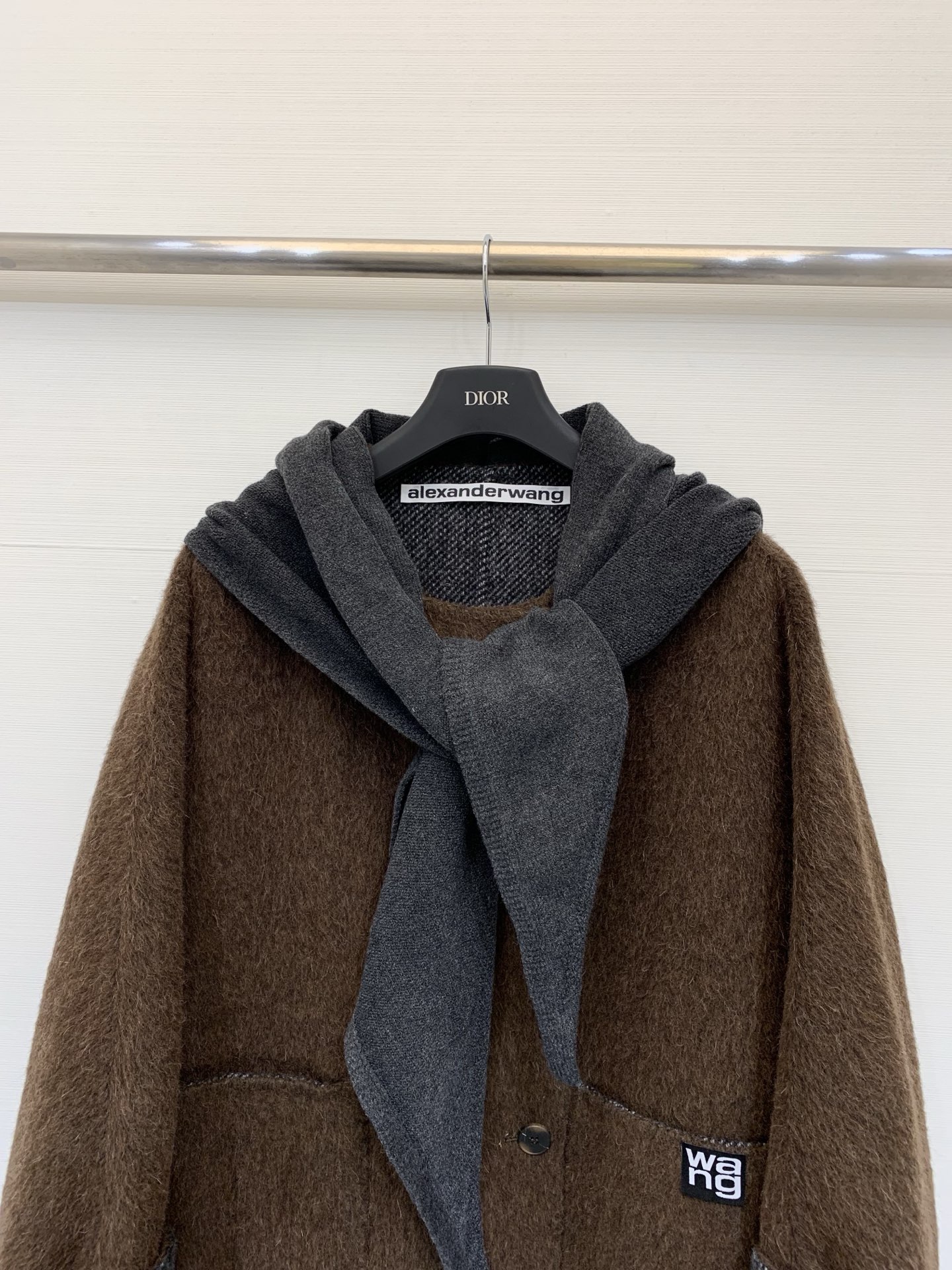 AlexanderWang 25秋冬新款 针织围脖中长款羊驼毛大衣，采用10%羊驼毛90羊毛面料，中长款